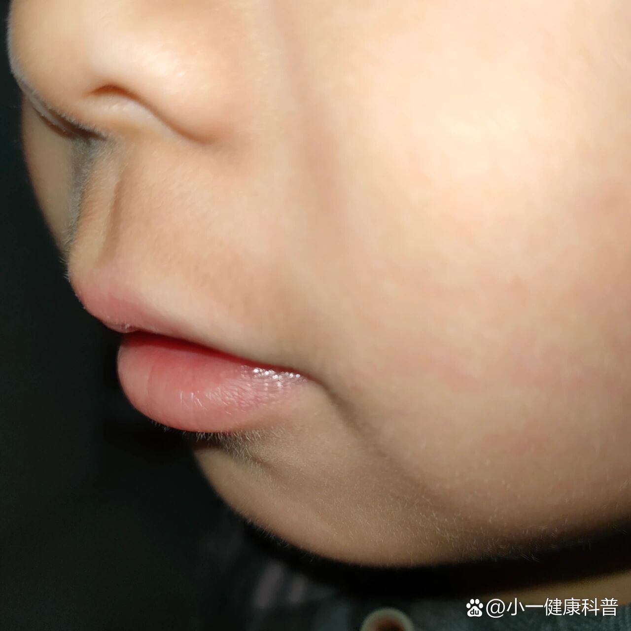 五岁男孩有小胡子