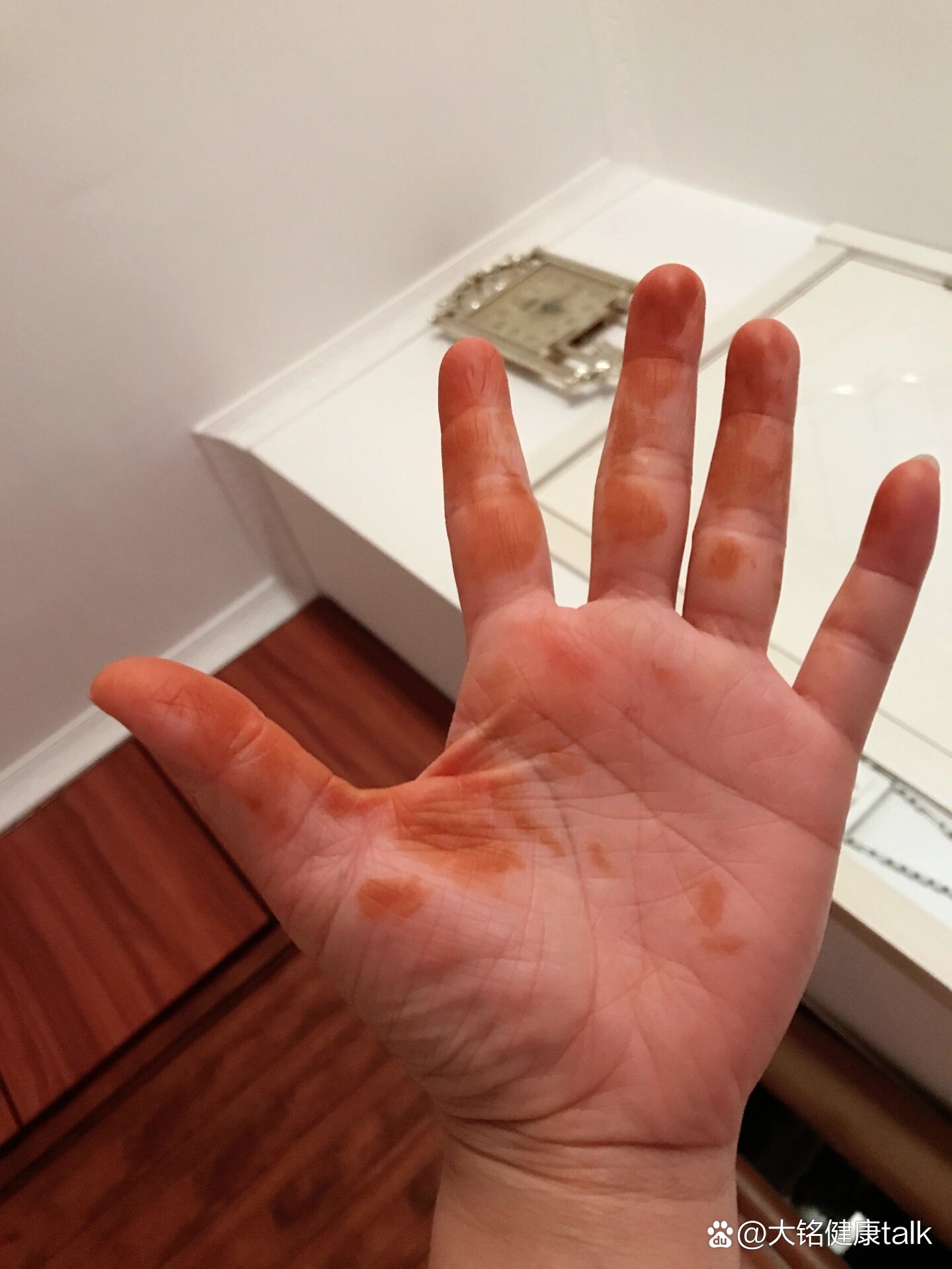 两只手突然出现铁锈色