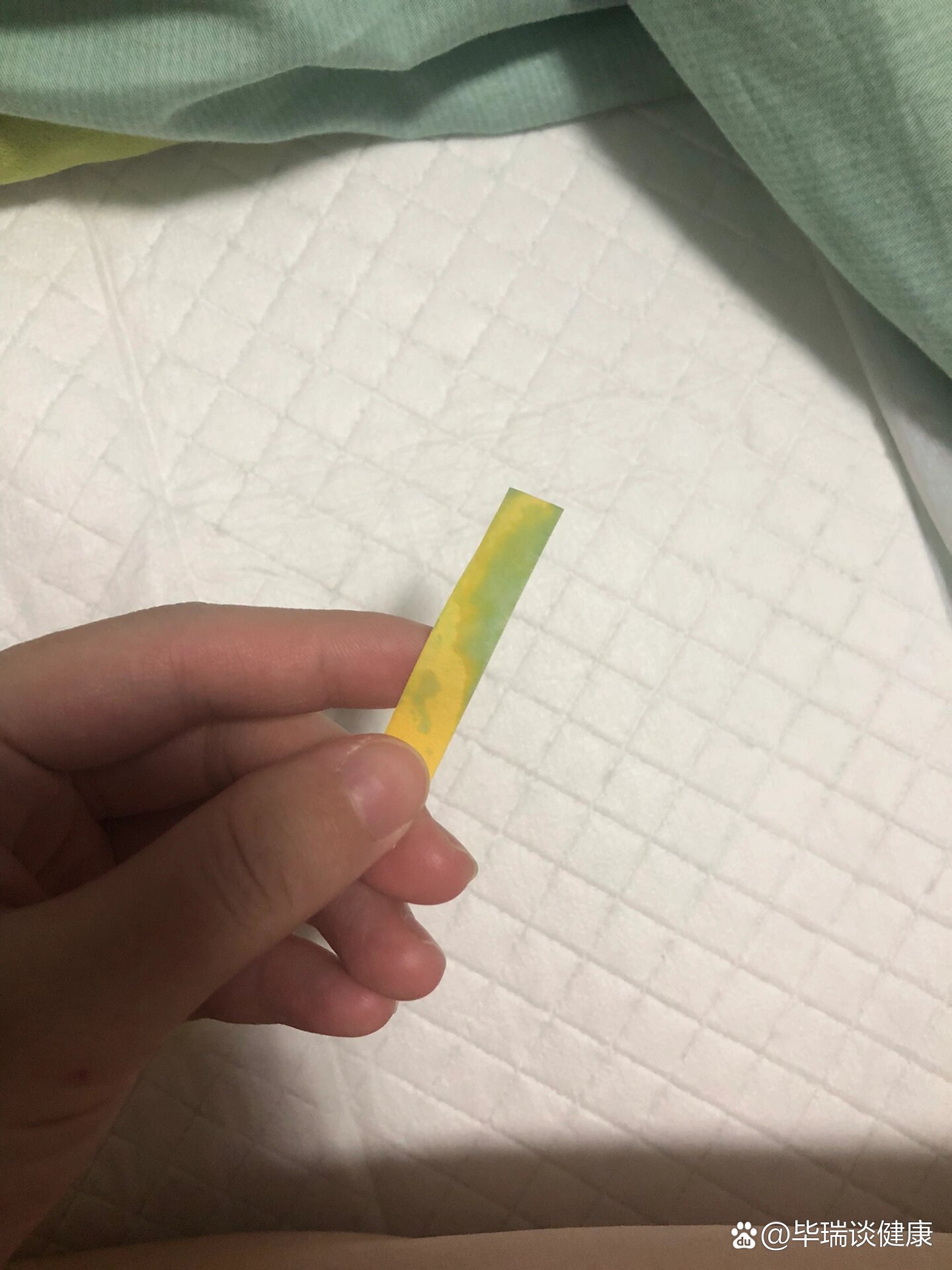 透明无色无味,内裤湿了三分之一,当晚去的急诊 内检 羊水结晶测试,都