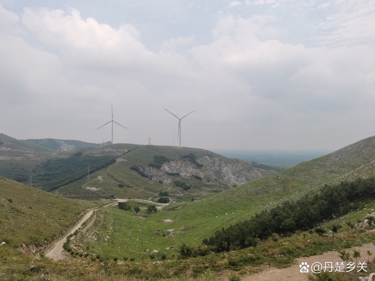 突然的一瞬间，感觉很崩溃，胸闷，窒息，丧到了极致，无力感，孤独感，死死的压在头上，觉得什么都没有意思了。