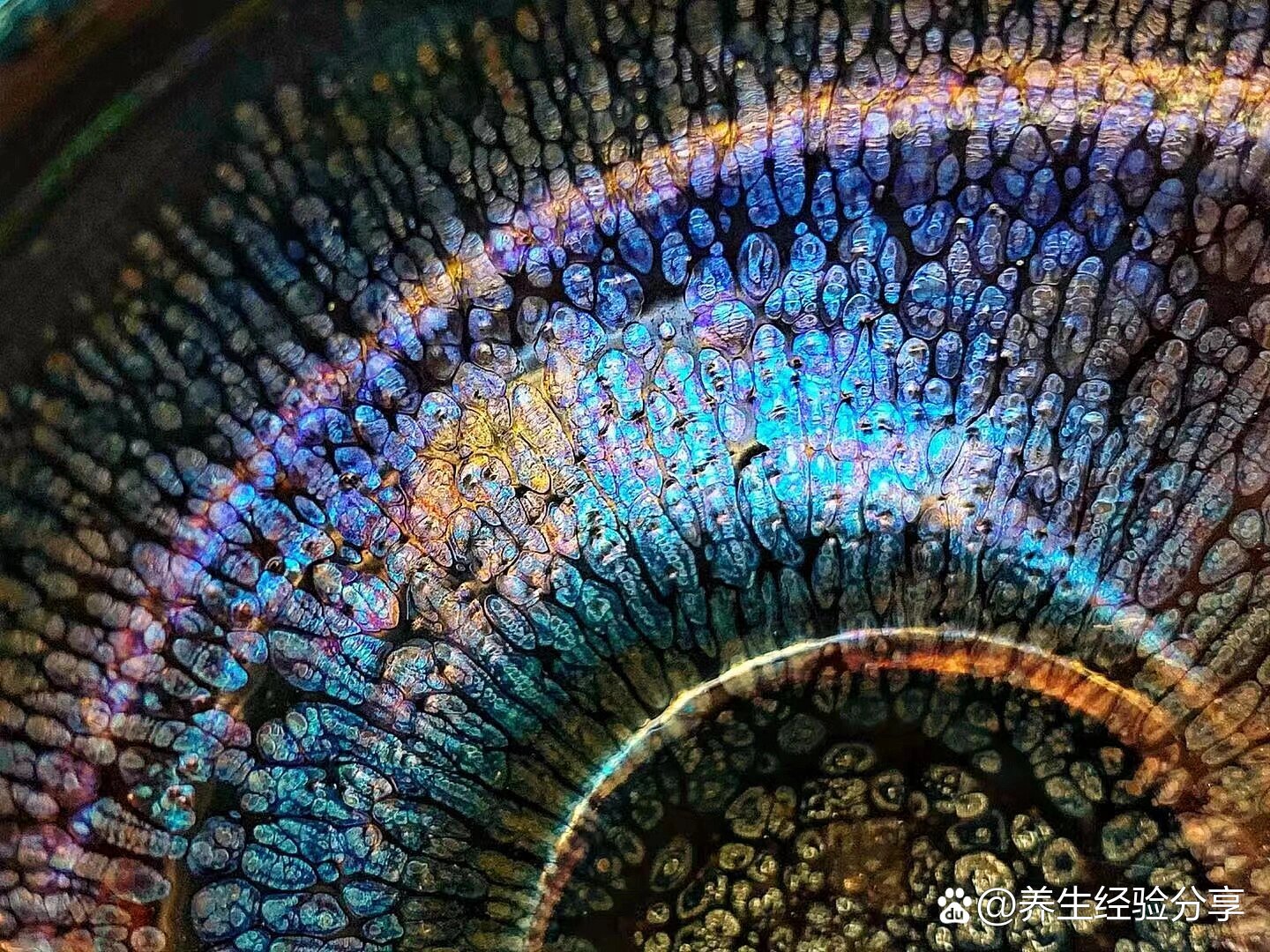 br>建盏养盏的重点在于"喝",喝茶的过程中有冷热交替的过程更容易出彩