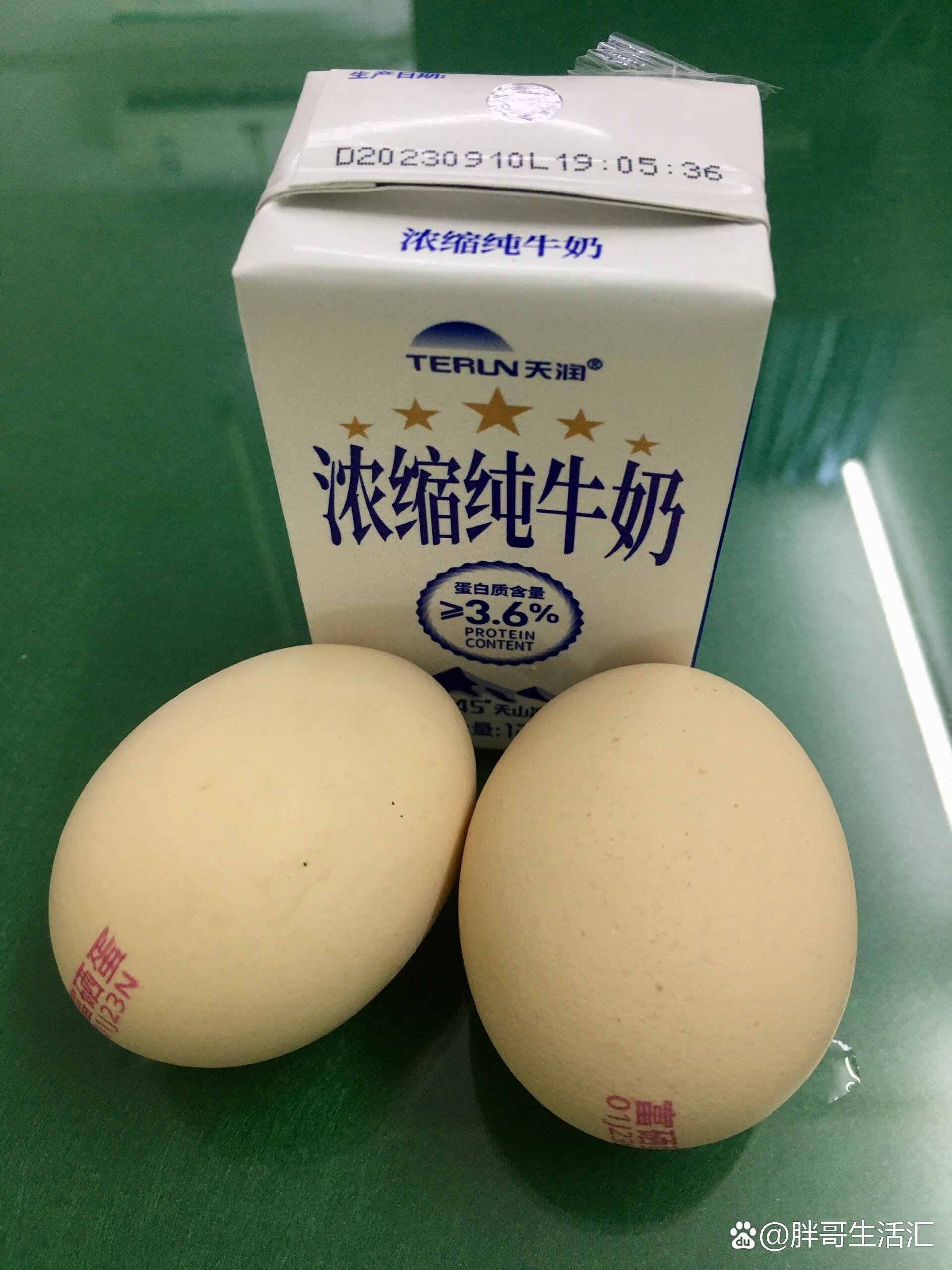 每天两个蛋,一杯牛奶当早餐
