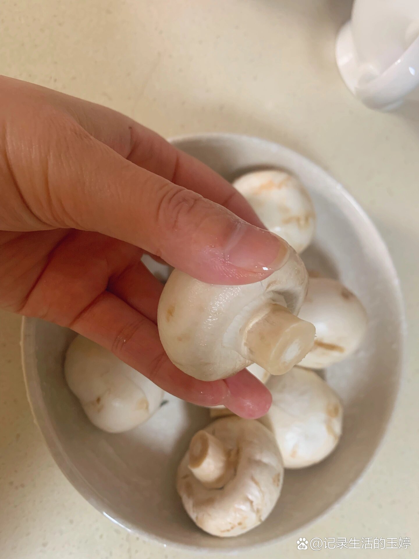 口蘑菇里面黑了,还能吃吗?