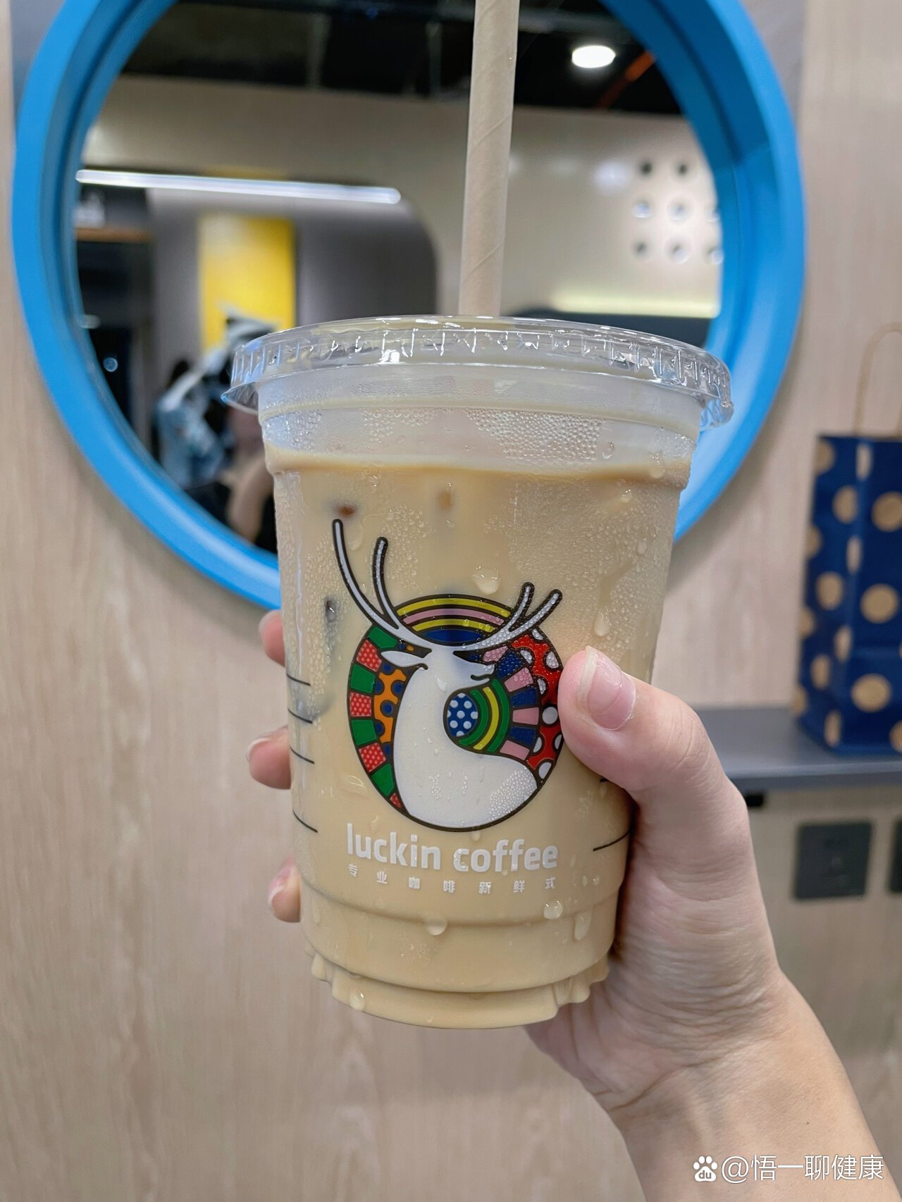 一杯瑞幸生椰拿铁