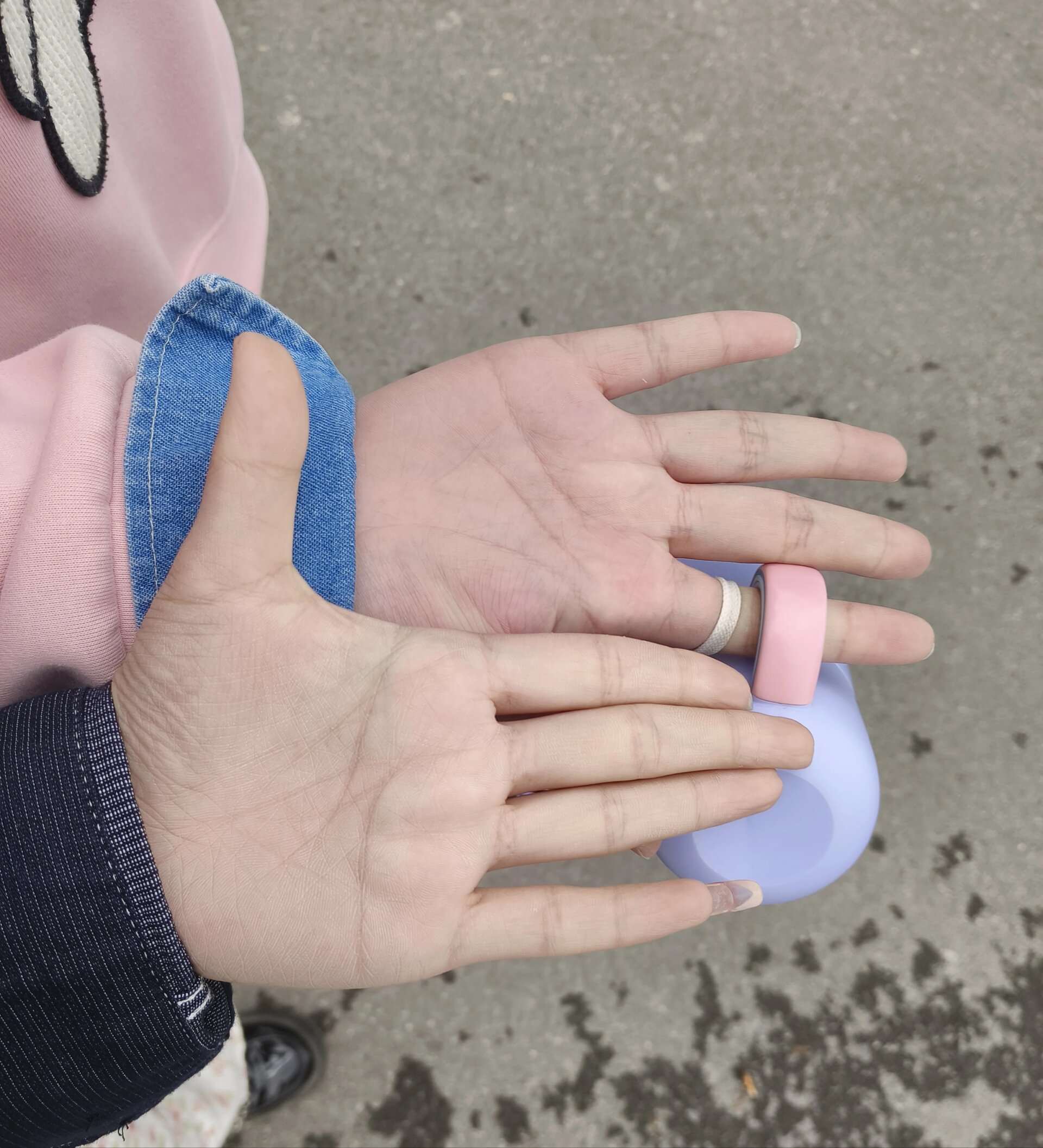 手好苍白,没有血色