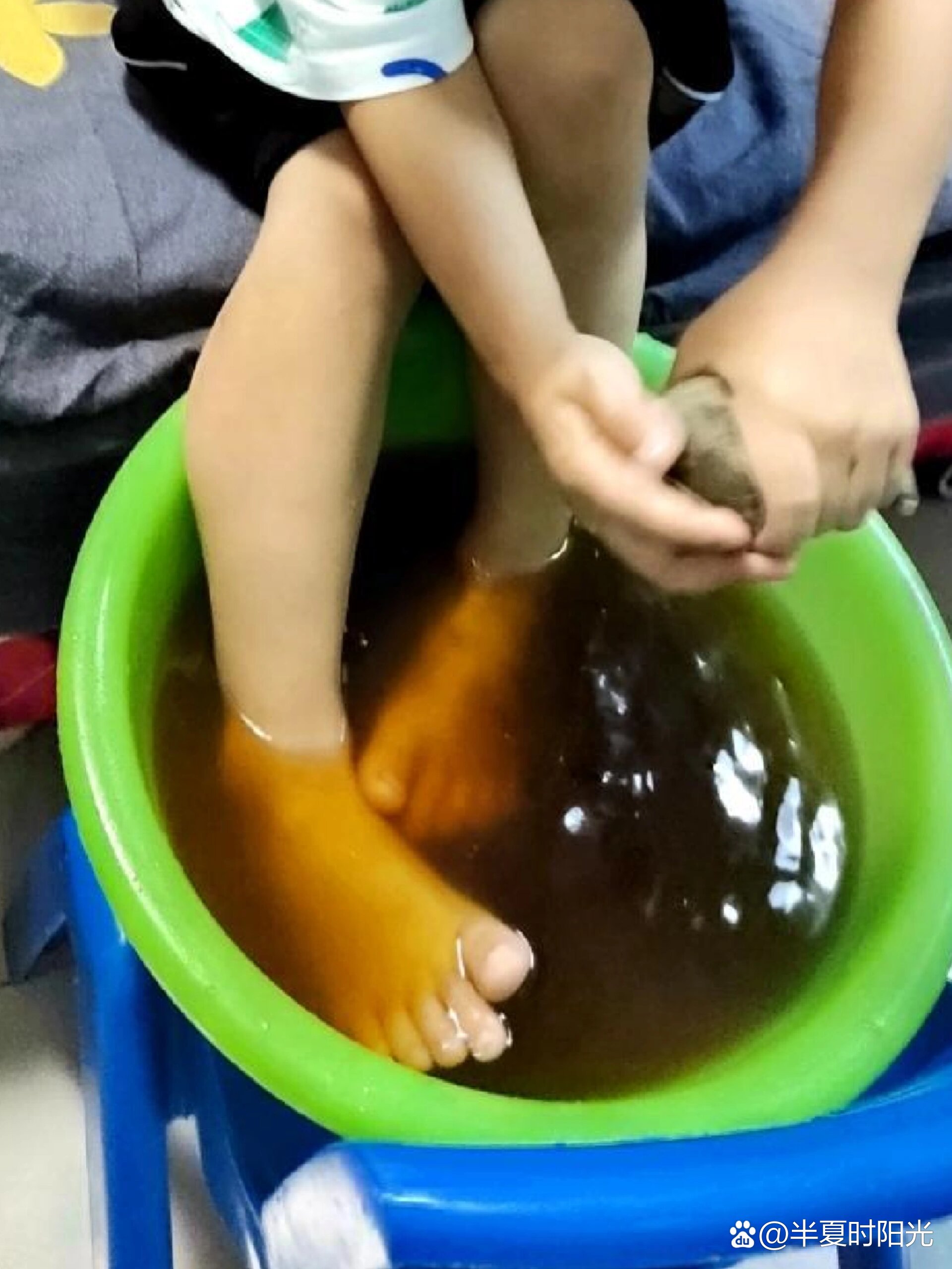 孩子鼻炎,晚上鼻塞,早上流涕,开始泡脚了