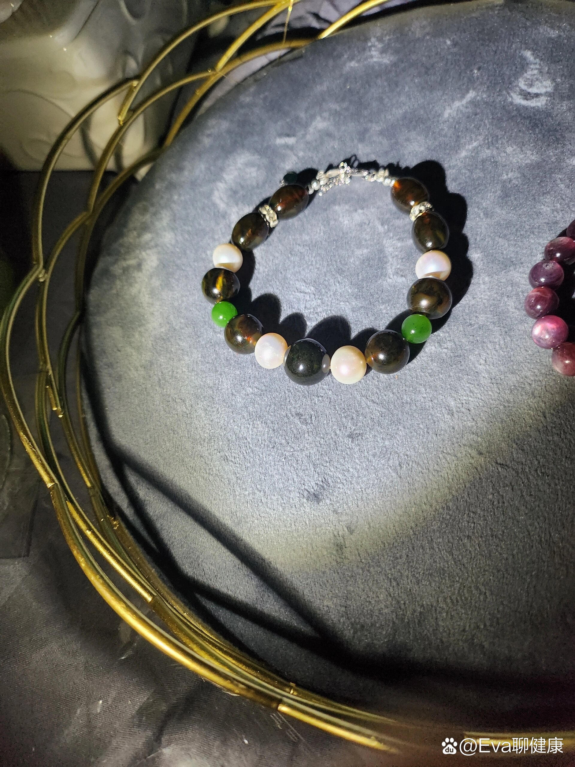 很多人担心自己购买药珀时会买到赝品,但其实药珀可以从质量上的差别