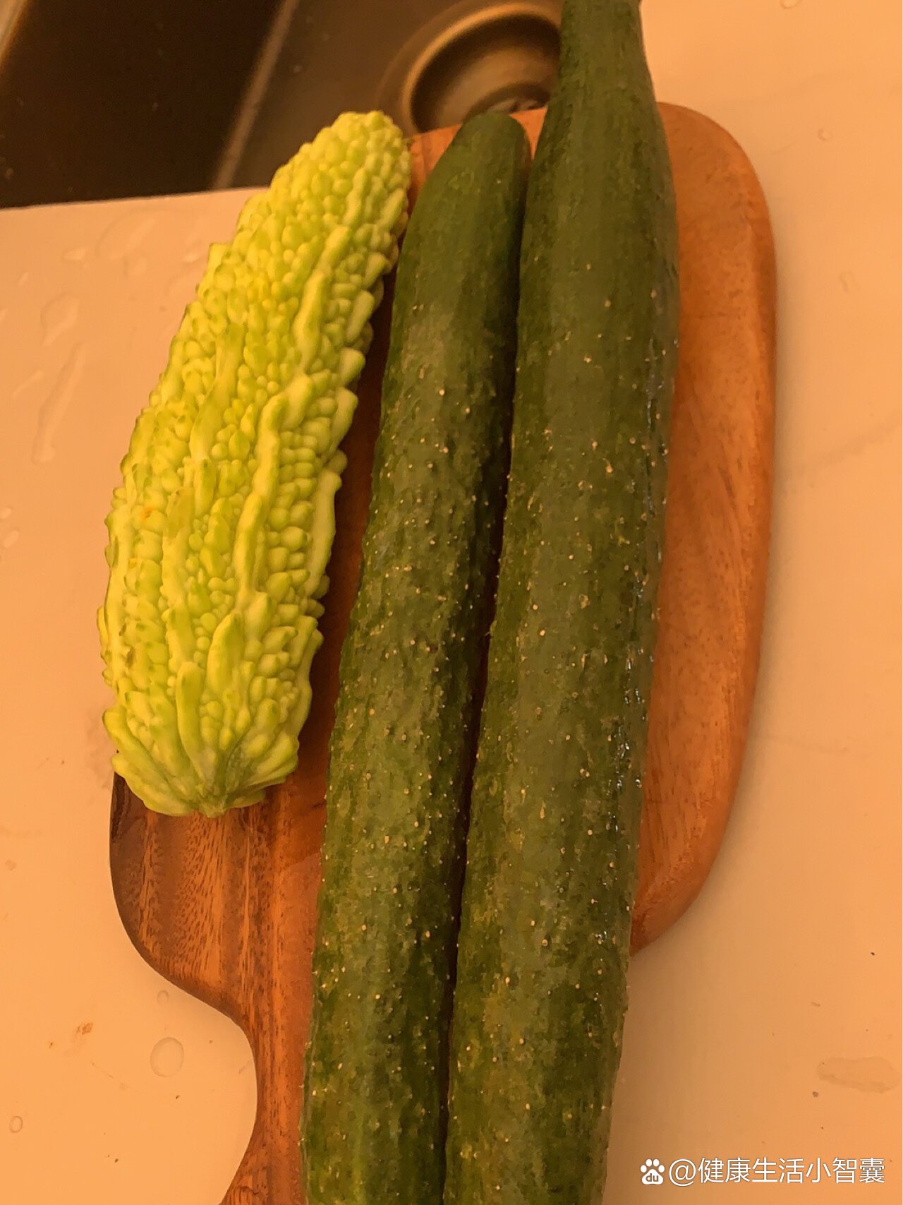 减肥鲜榨苦瓜黄瓜汁