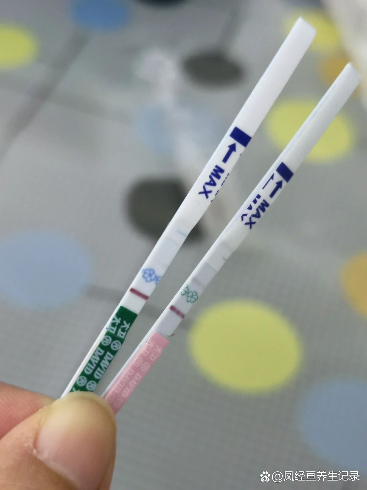 姐妹们验孕棒真的能串色,排卵试纸和早早孕试纸我放在一起测的,出来