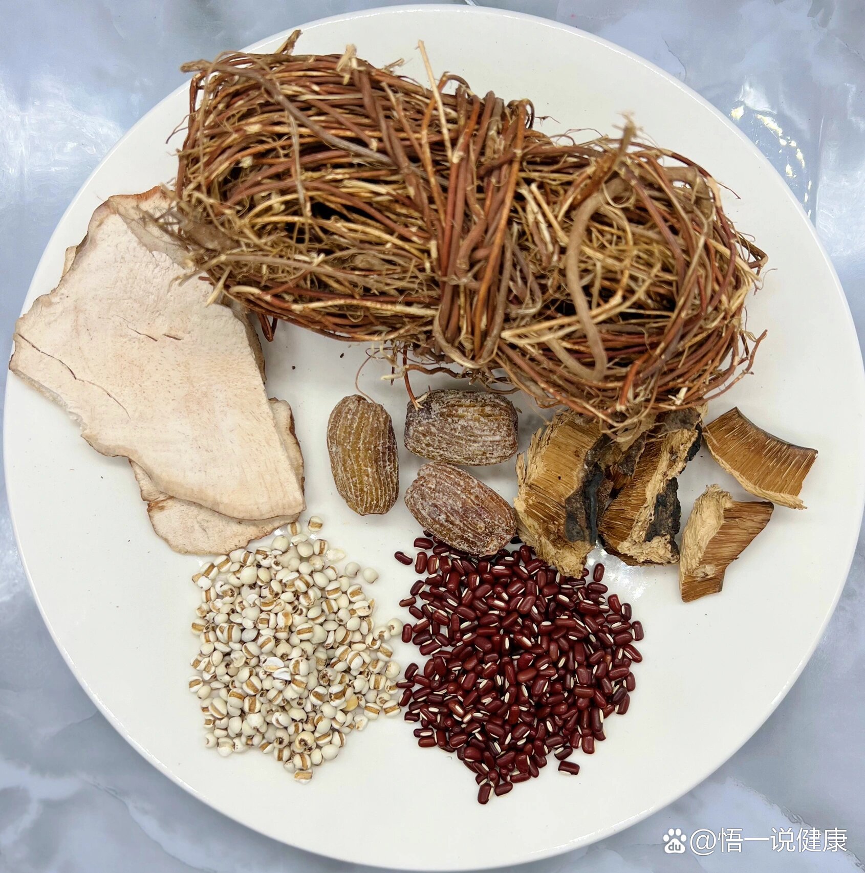  p>清甜可口,清肝热的灵芝鸡骨草汤 br>功效:鸡骨草能够清热,利湿,并