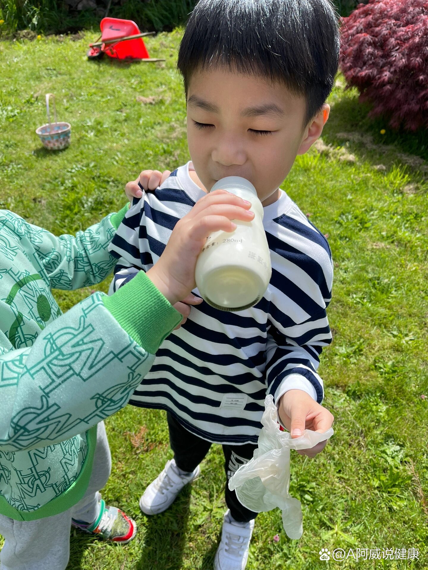 尿裤子的小孩子小男孩图片