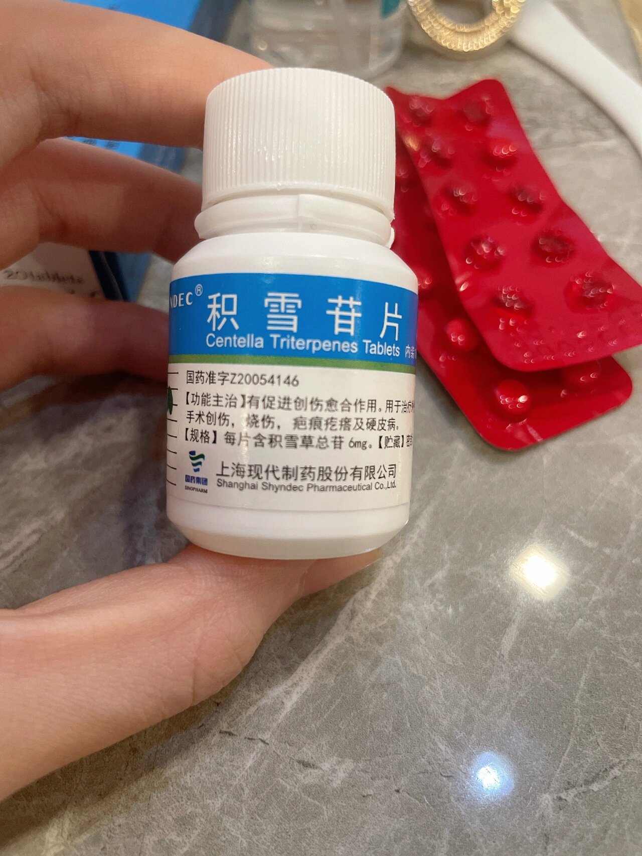  p>劝别吃积雪苷片 br>预防增生效果没看出来,我一个平时不长痘的皮肤