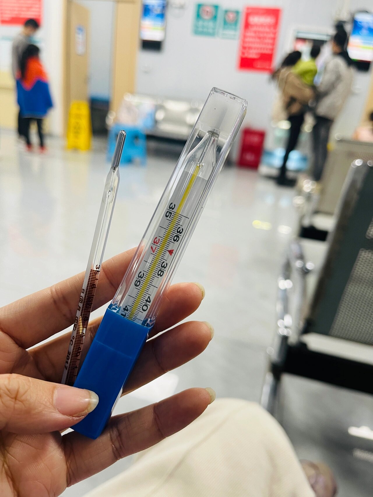 小朋友发烧家里的老款水银甩到手都要断了,去药店入了根新的,好甩多了