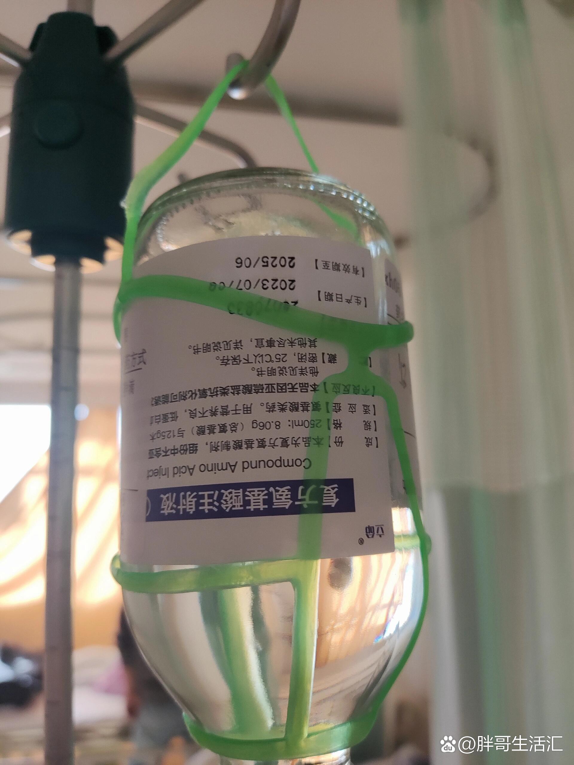 退烧后昨天一天吃不下饭,吃了就吐,晚上去急诊给打了止吐针,让喝点