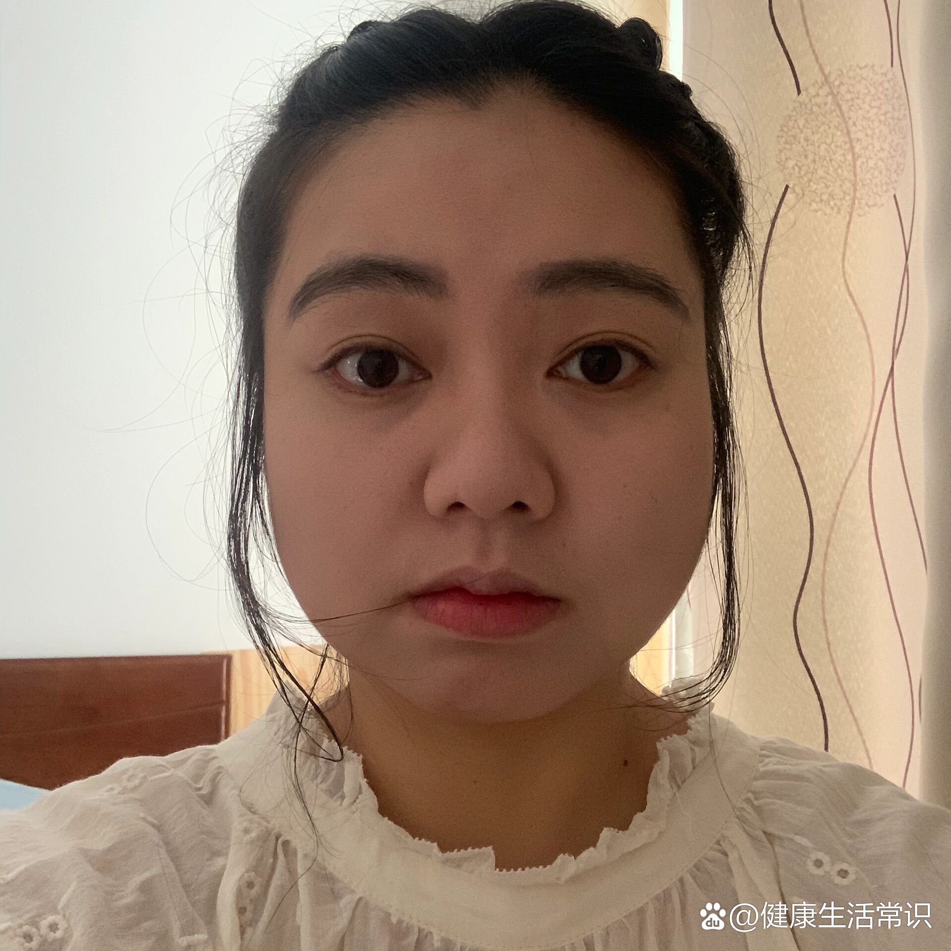 为什么脸一大一小这么明显这是照片还是真实