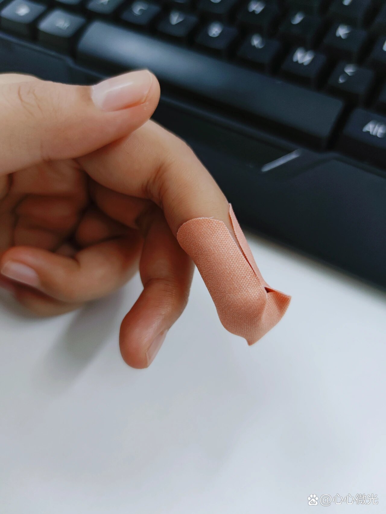 指尖受伤怎么贴普通创口贴