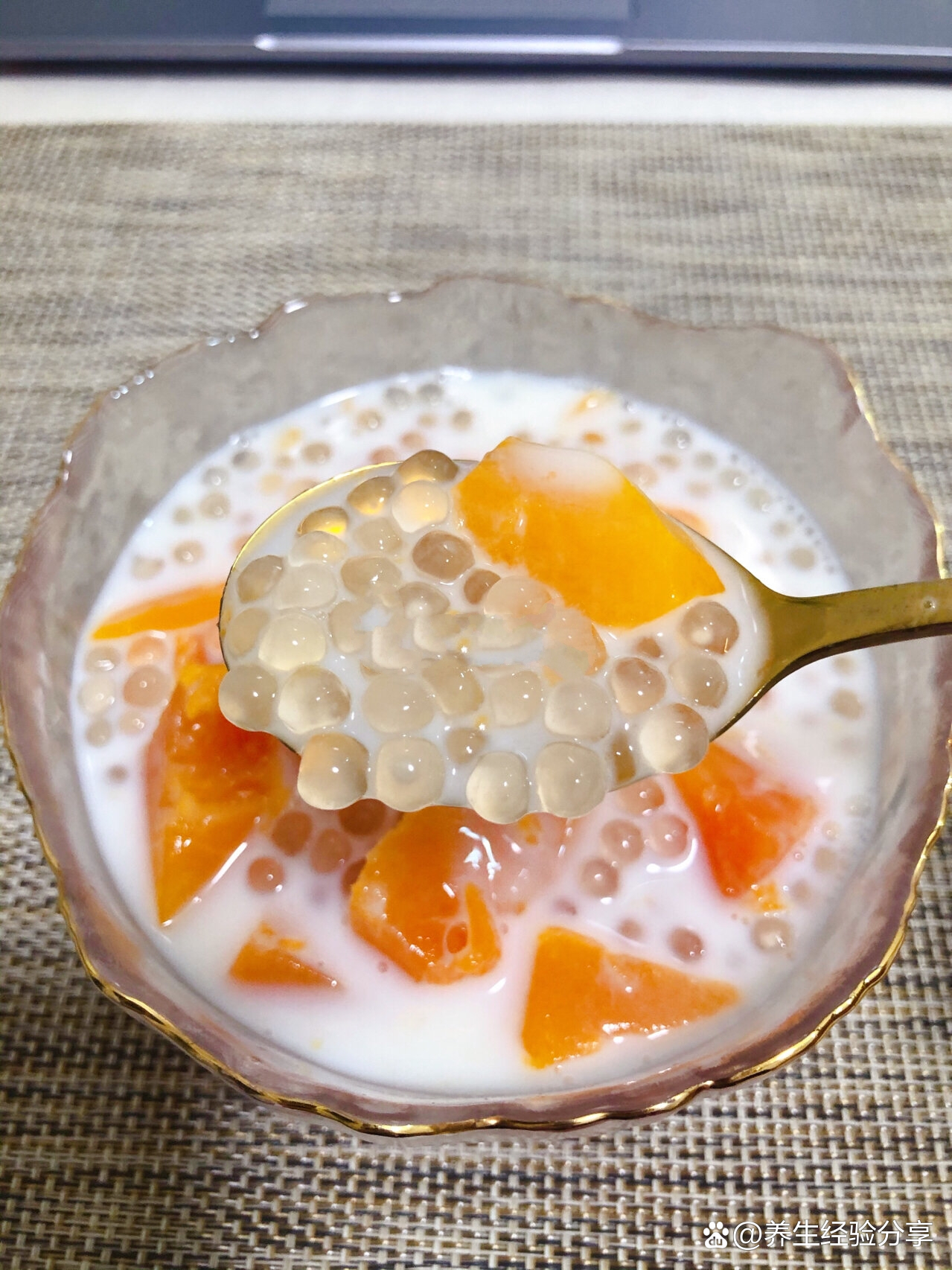 牛奶木瓜西米露99女孩子要多吃的美容养颜甜