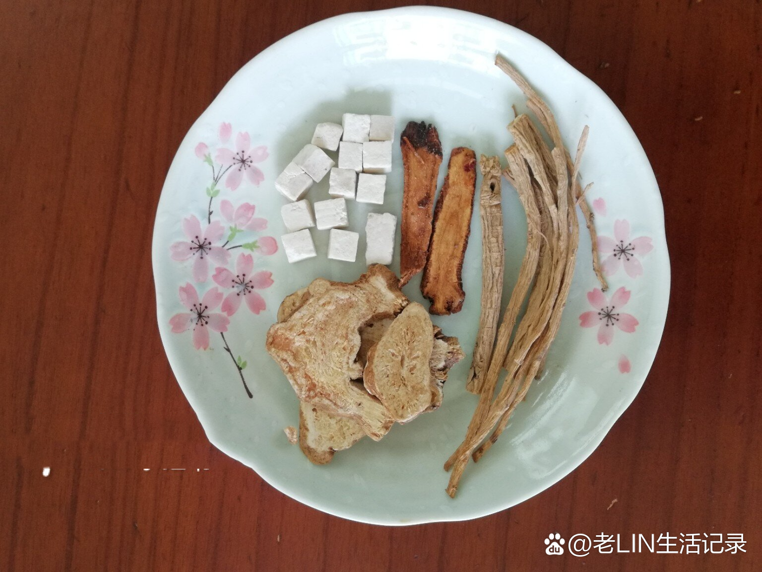  br>四君子汤包括四种中药,包括人参(党参),白术,茯苓,甘草,这四种药
