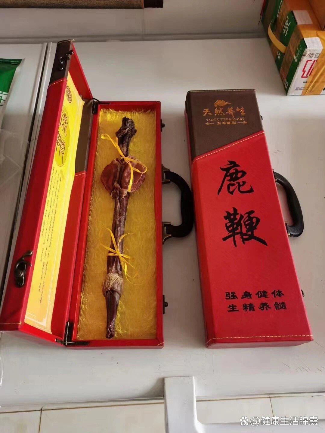 p>鹿鞭为鹿科动物的外生殖器,即阴茎及睾丸.有补肾,壮阳,益精等作用.