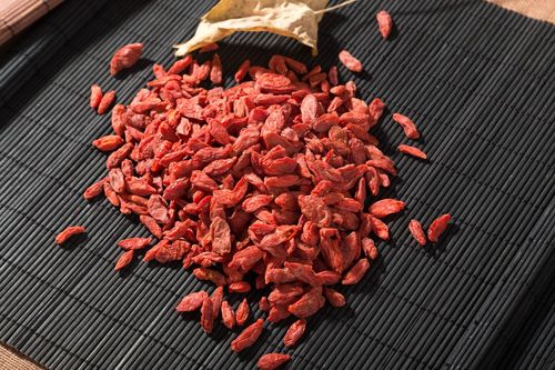 男性长期喝枸杞泡水，对身体有哪些好处？建议男性不妨多了解下