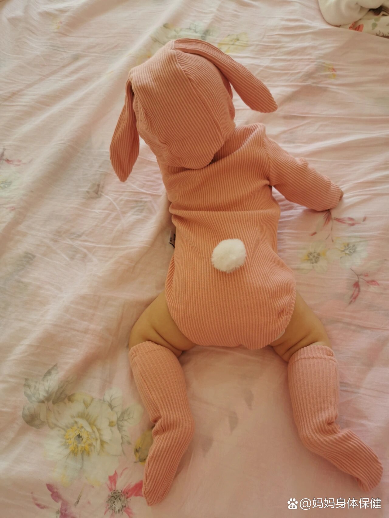 宝宝四个半月了,最近总是吮吸嘴巴,刚吃饱也这样,抱着她的时候经常吸