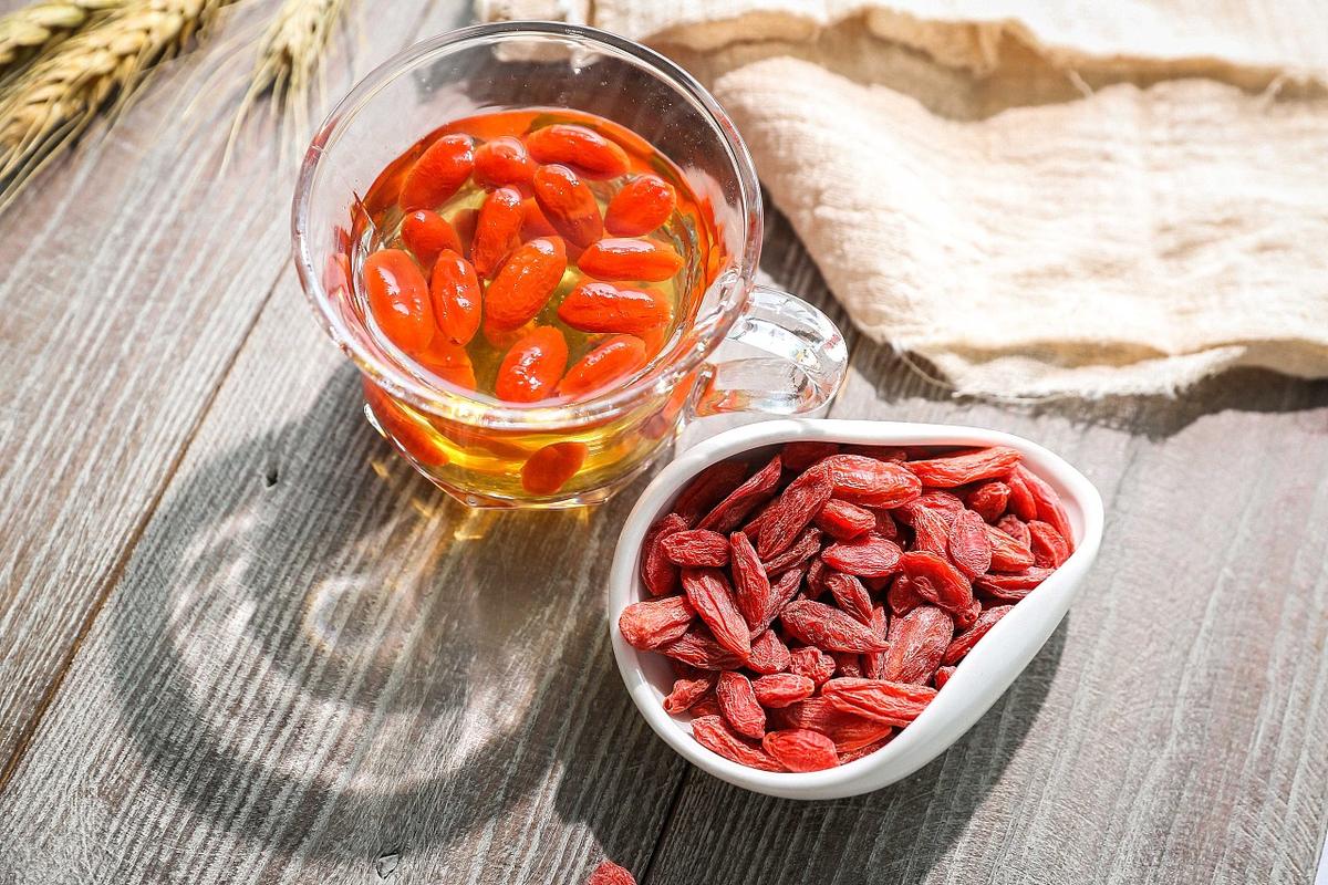 男性长期喝枸杞泡水，对身体有哪些好处？建议男性不妨多了解下