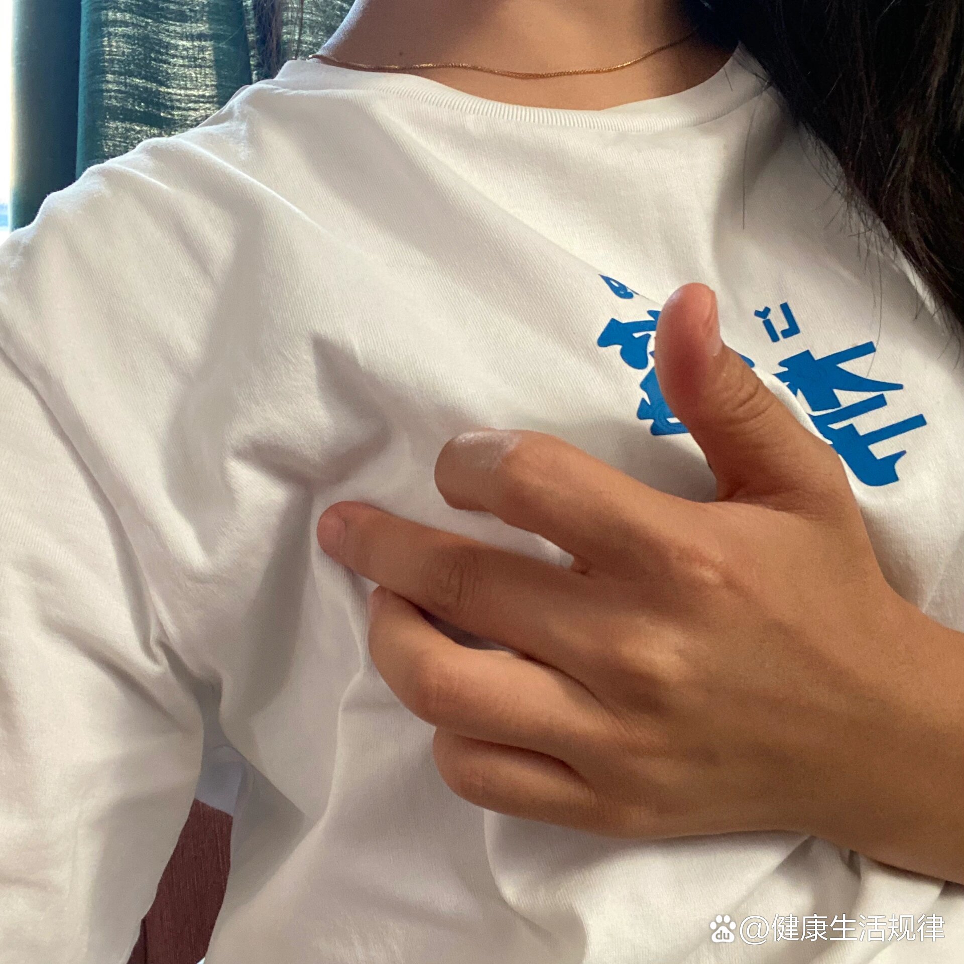 左胸侧面,有些偏上,手指那里按压会痛.