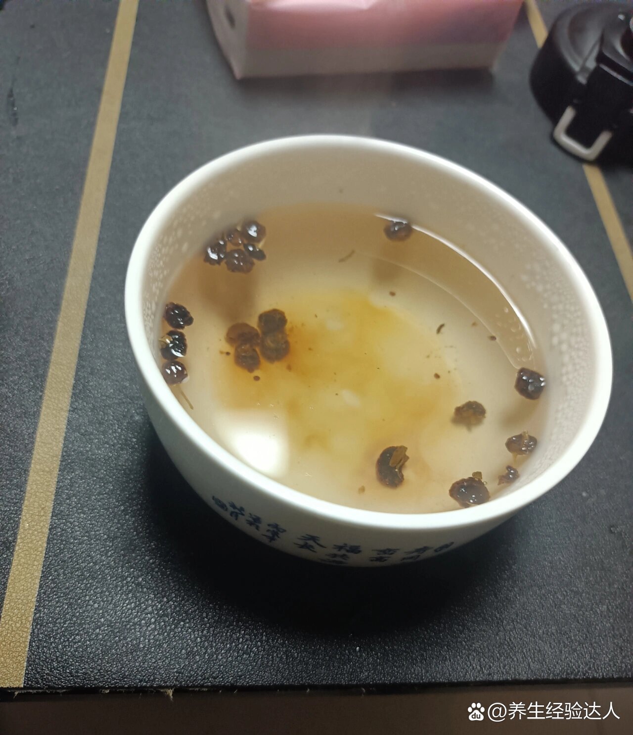 黑枸杞泡出来是这种颜色正常吗?