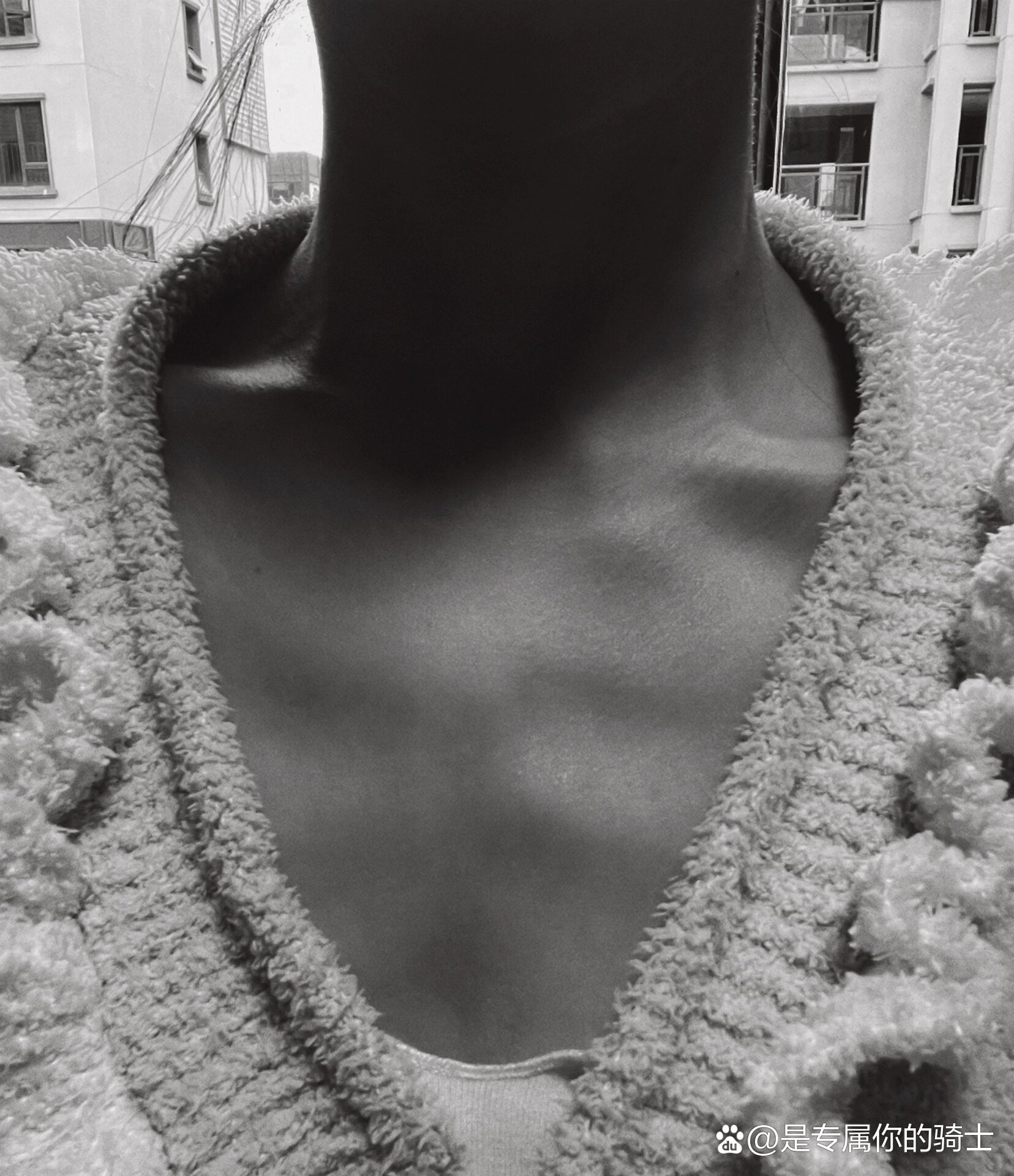 一个星期前,瘦的能看清楚自己的肋骨