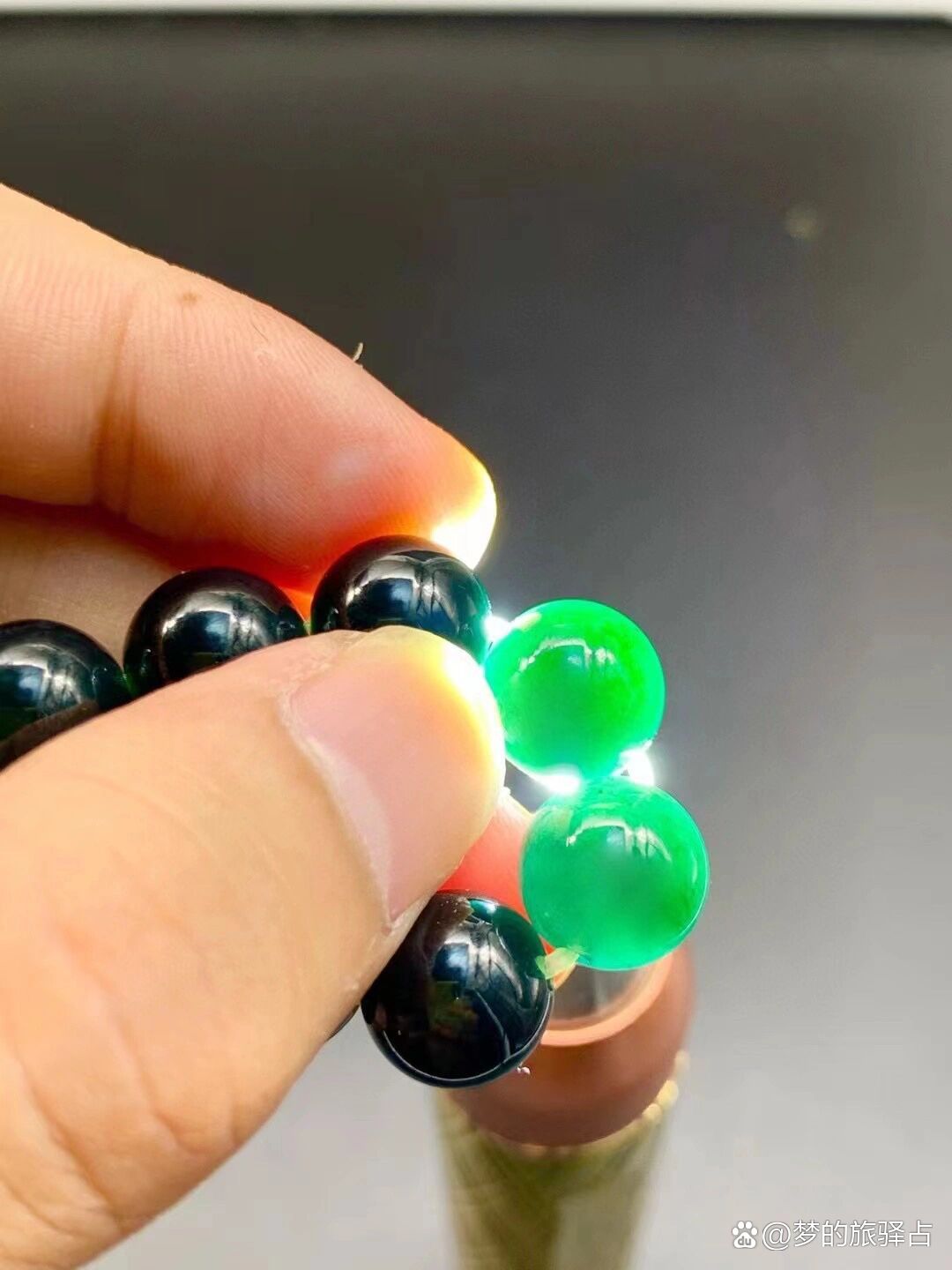 墨翠珠串老坑冰种,品相光感俱佳,打灯效果好