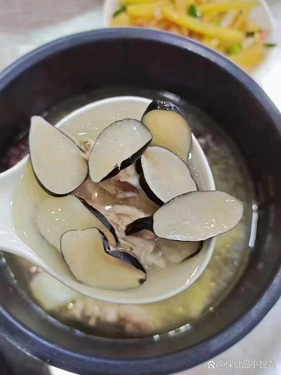 味甘香鲜美,其性温它能疏肝补气,固肾补血,健脾除湿,安神降血压等功效