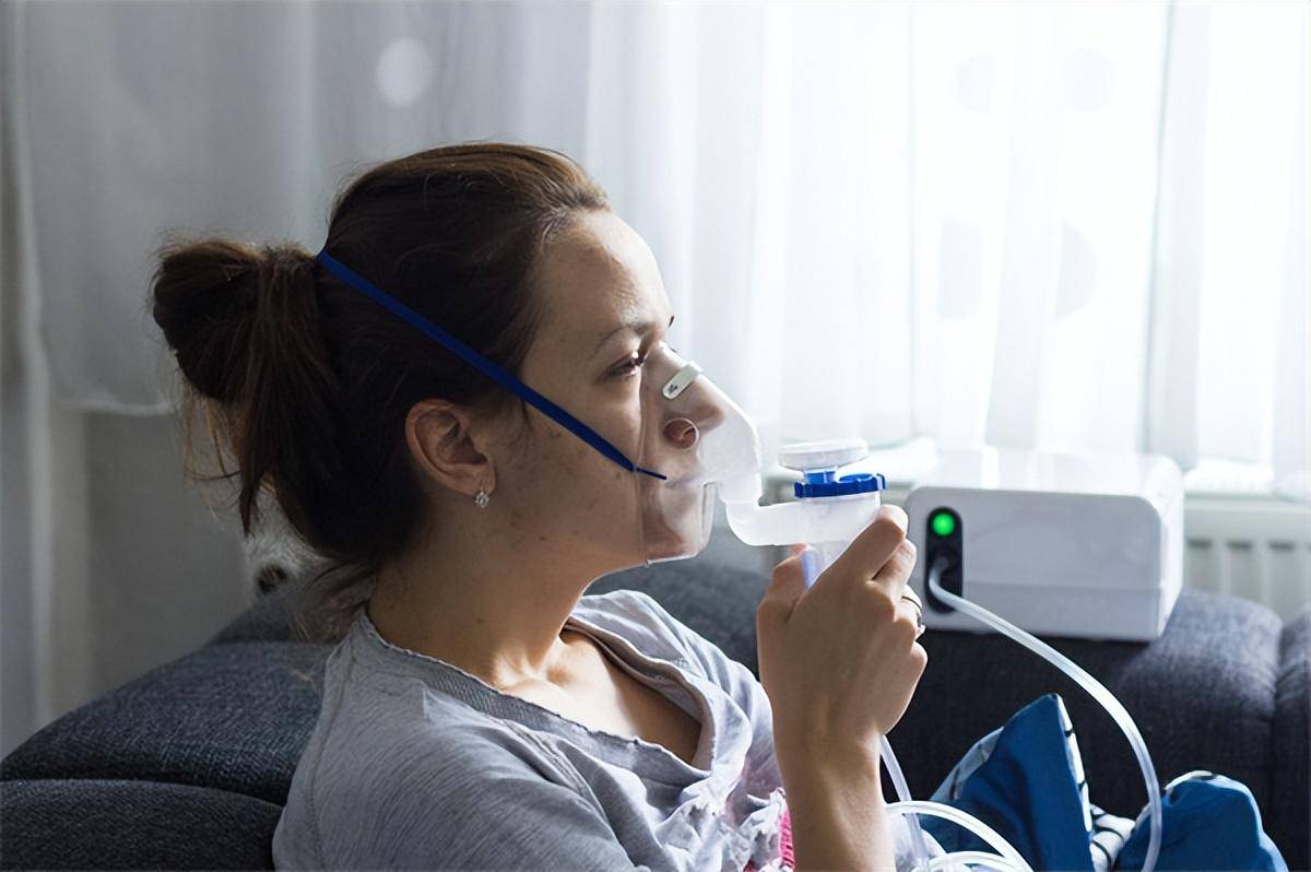 旁边病床的一位阿姨的家属,出于对医疗费用的考虑,偷偷地把阿姨的氧气