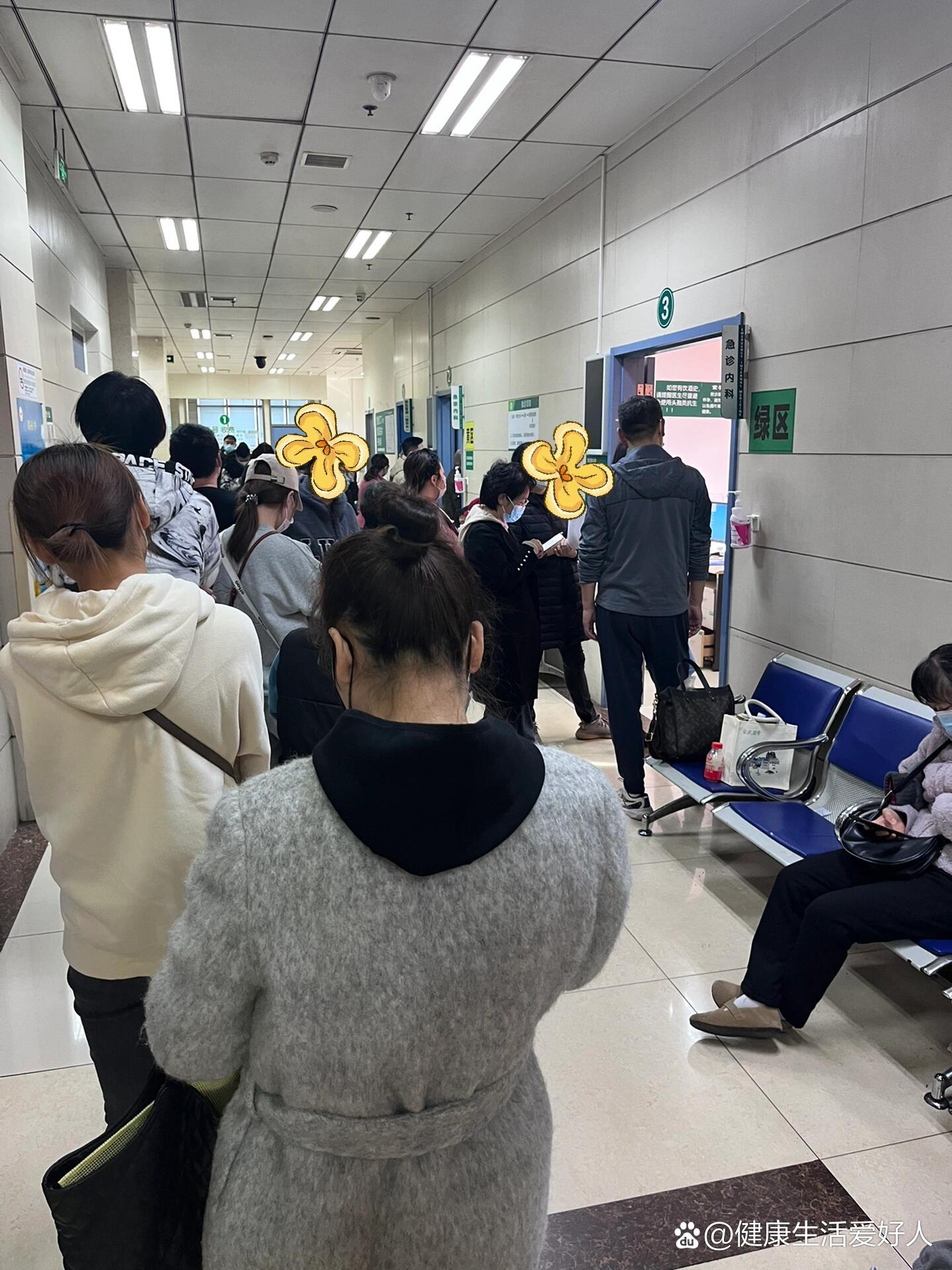 要在症室门口排队～我去哪个医院都是挂完号拿号单在门口机器刷一下号