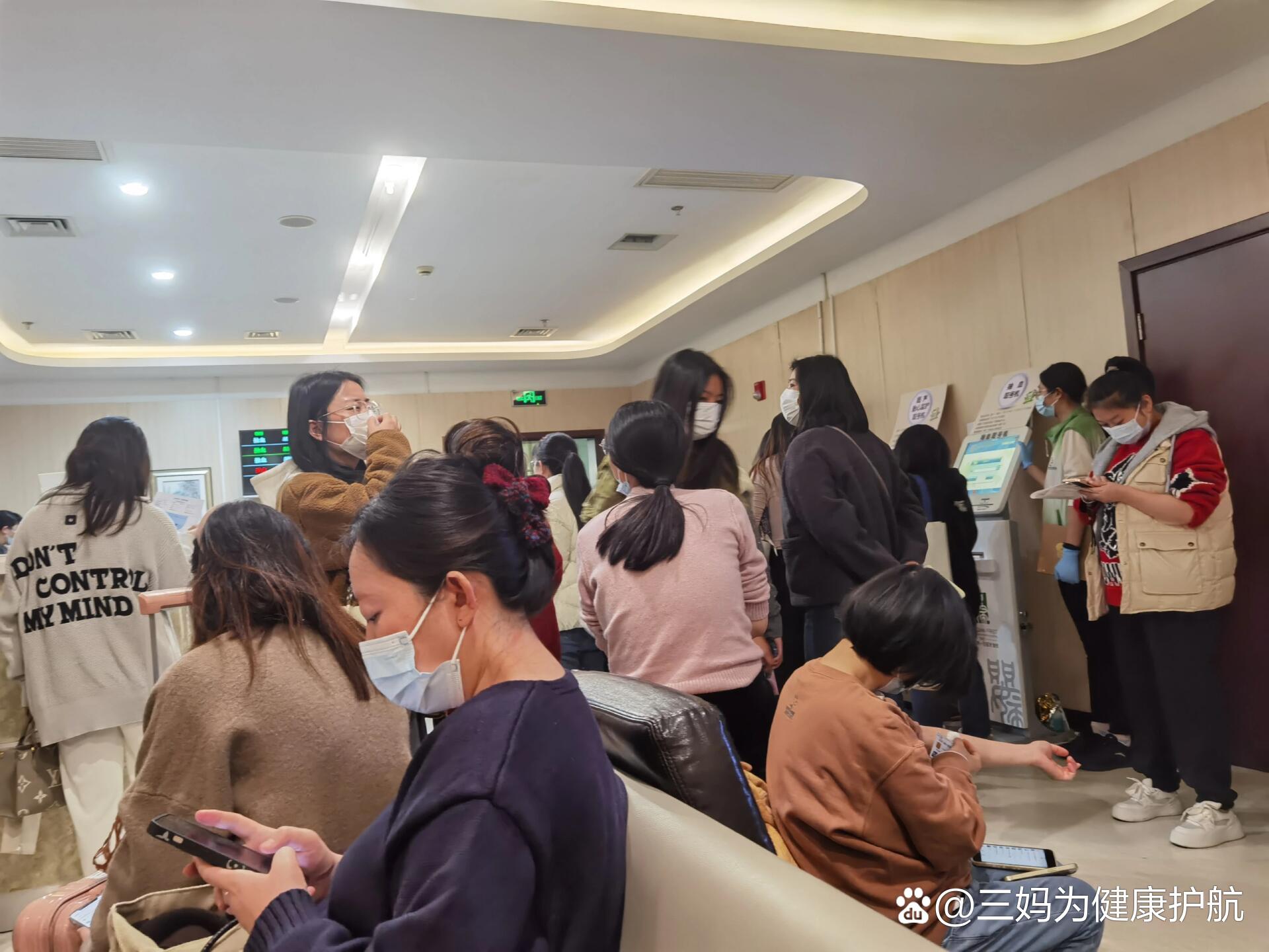 啊 br>家属不让进,里面只是孕妇 br>早晨七点五十排队抽血要等20多人