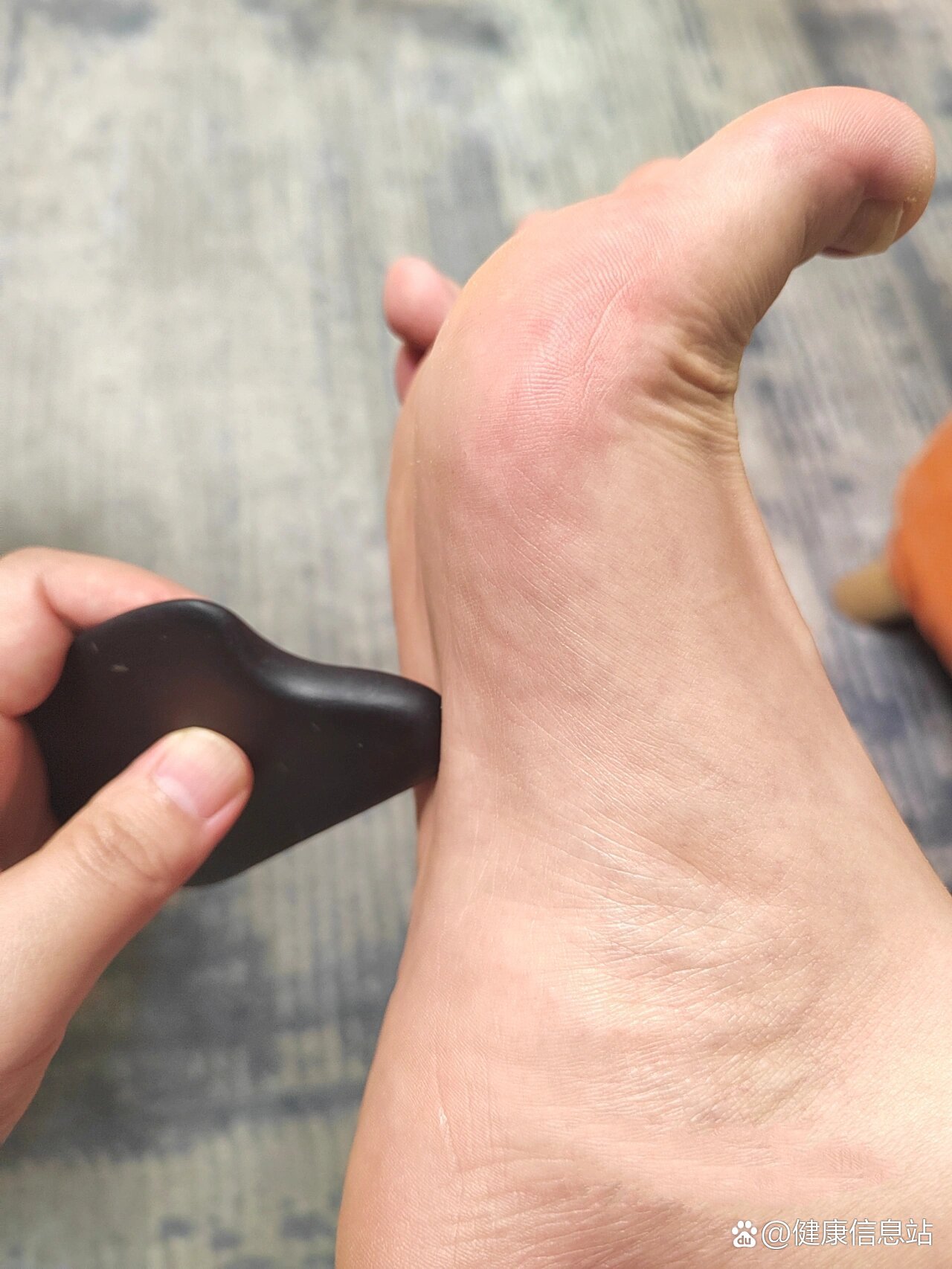 天筋找不到,也甭按摩了;地筋在脚底板上,如图:把脚趾头向上翘,大脚趾