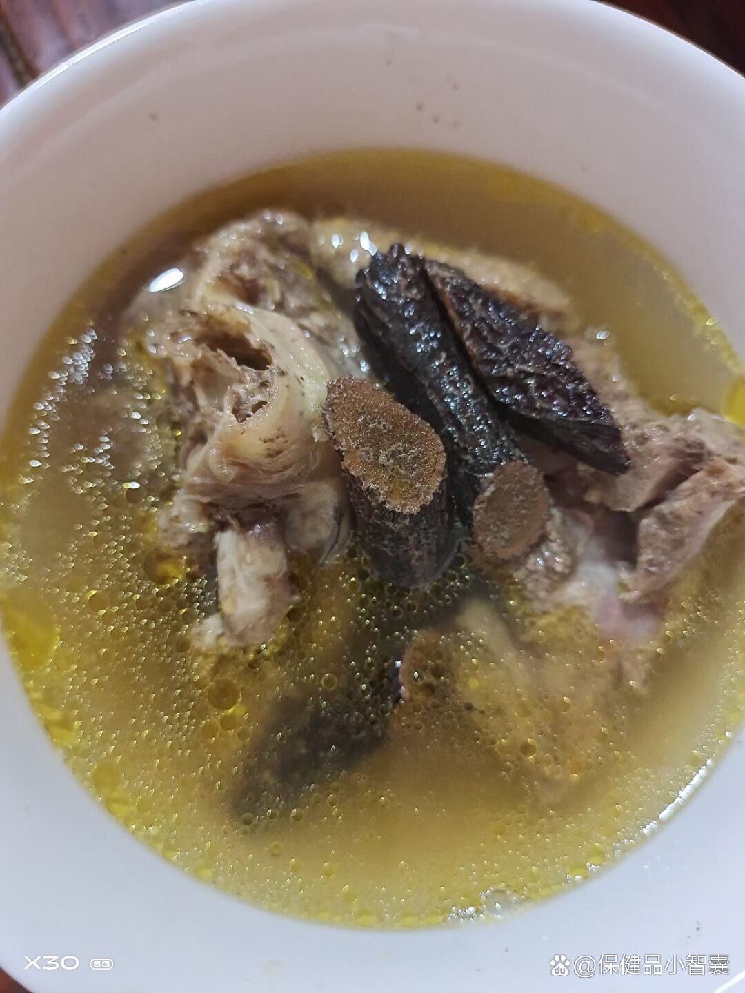 铁包金(果子像老鼠屎所以又名老鼠屎藤根)味甘,微涩,性平,归肝经,肺经