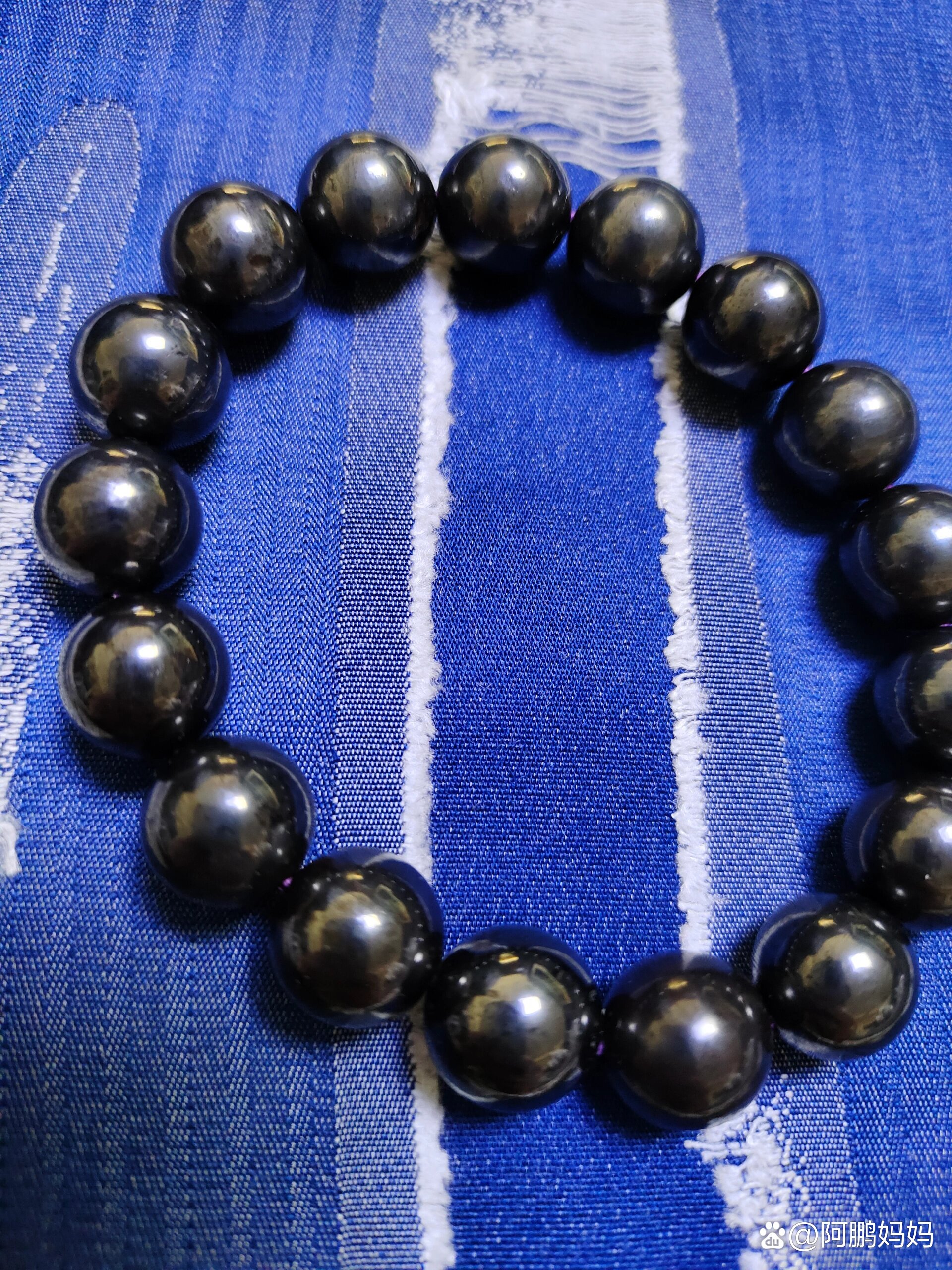  p>黑舒俱来老矿手串150 br>11mm黑色舒俱来有按摩肌肤的功效,在佩戴