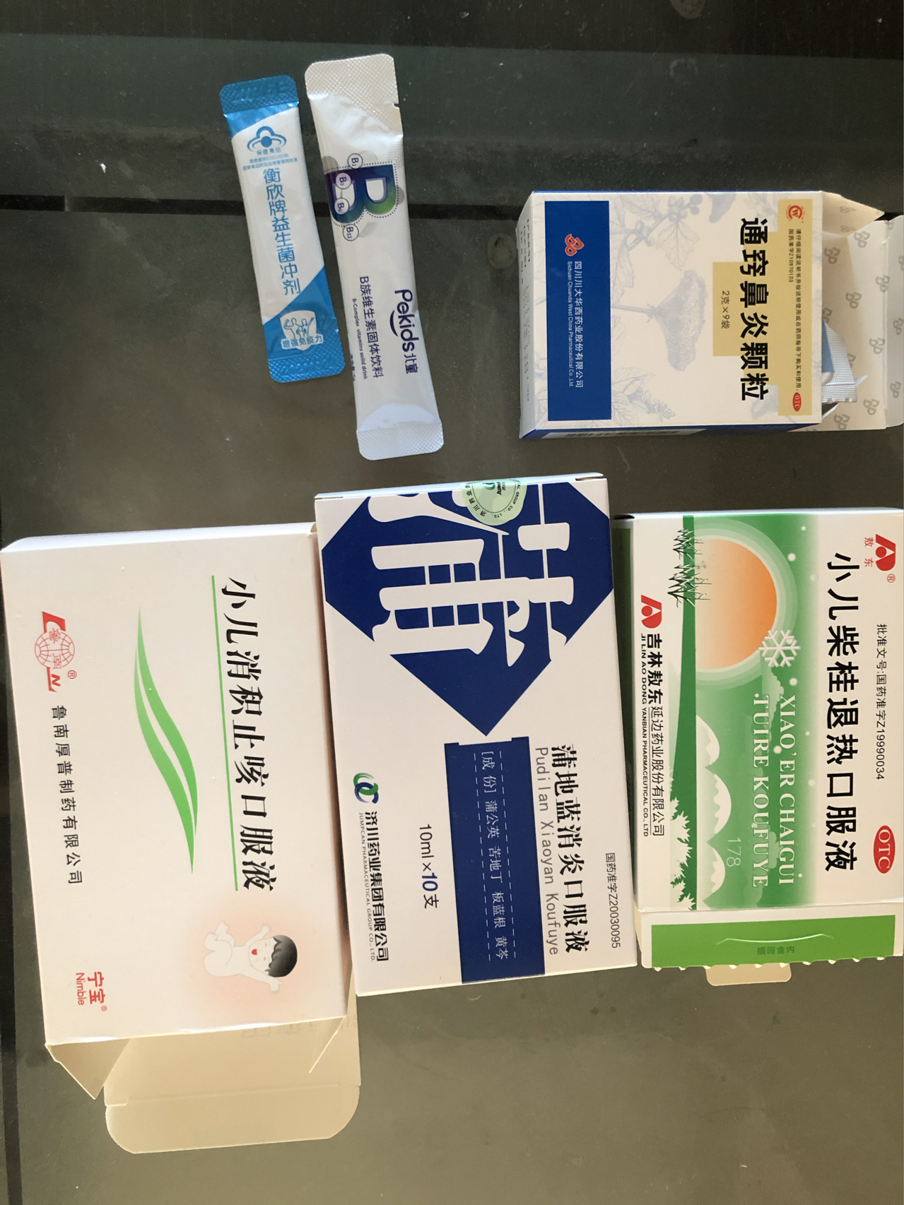  br>醒了之后吃了通窍颗粒半袋,一只小儿柴桂退热口服液,头孢