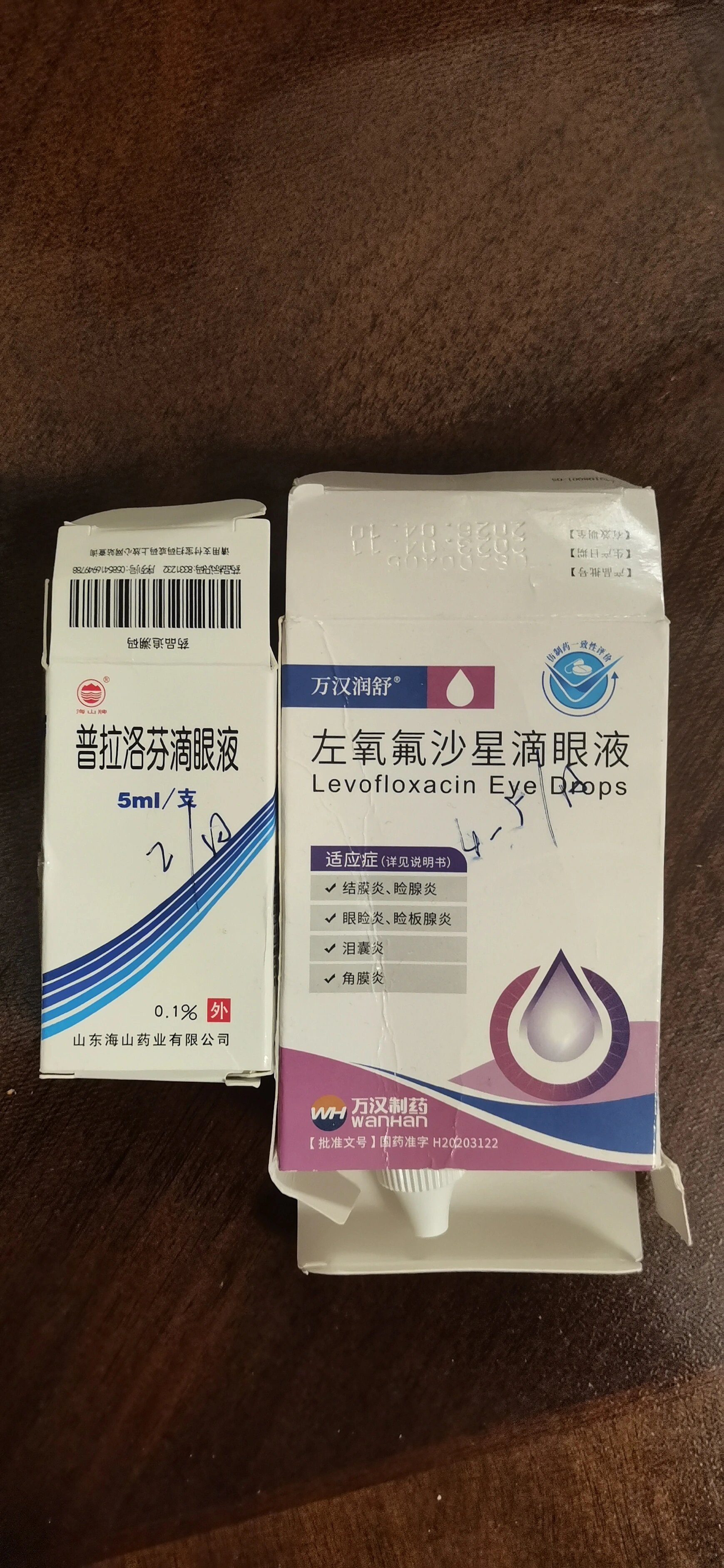 医生说是因为感冒引起的,让滴眼药水,同时也要治疗感冒