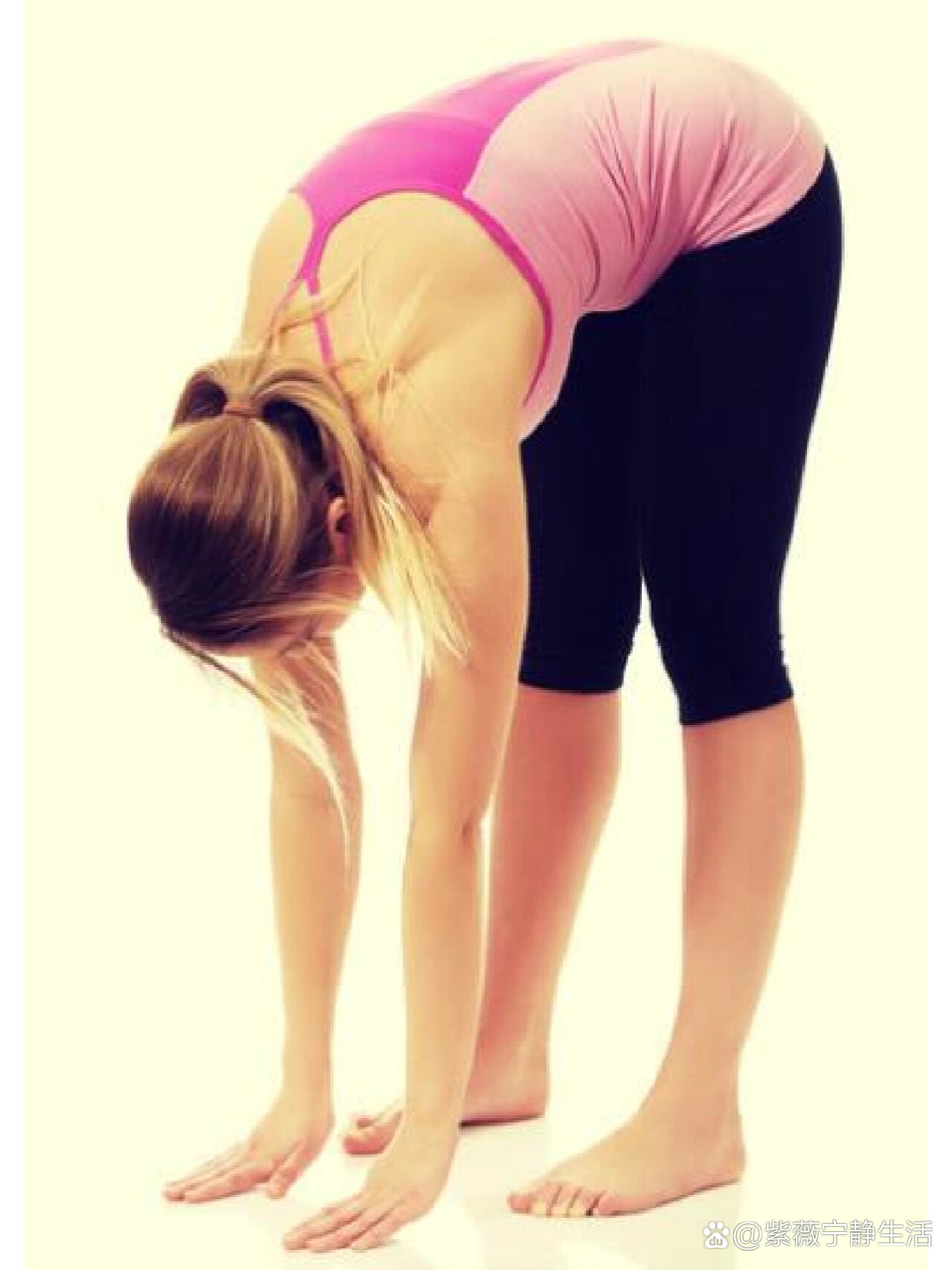 1⃣弯腰测试;正常人弯腰一般能超过90°,有时甚至能平贴在腿部,而