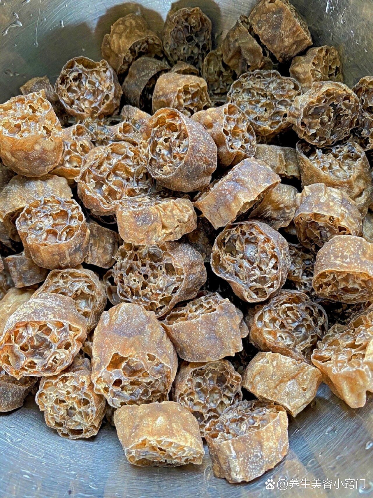 看它黑不溜秋的,但真的巨好吃 br>这个面藕主要是荞麦粉和黑麦做成的