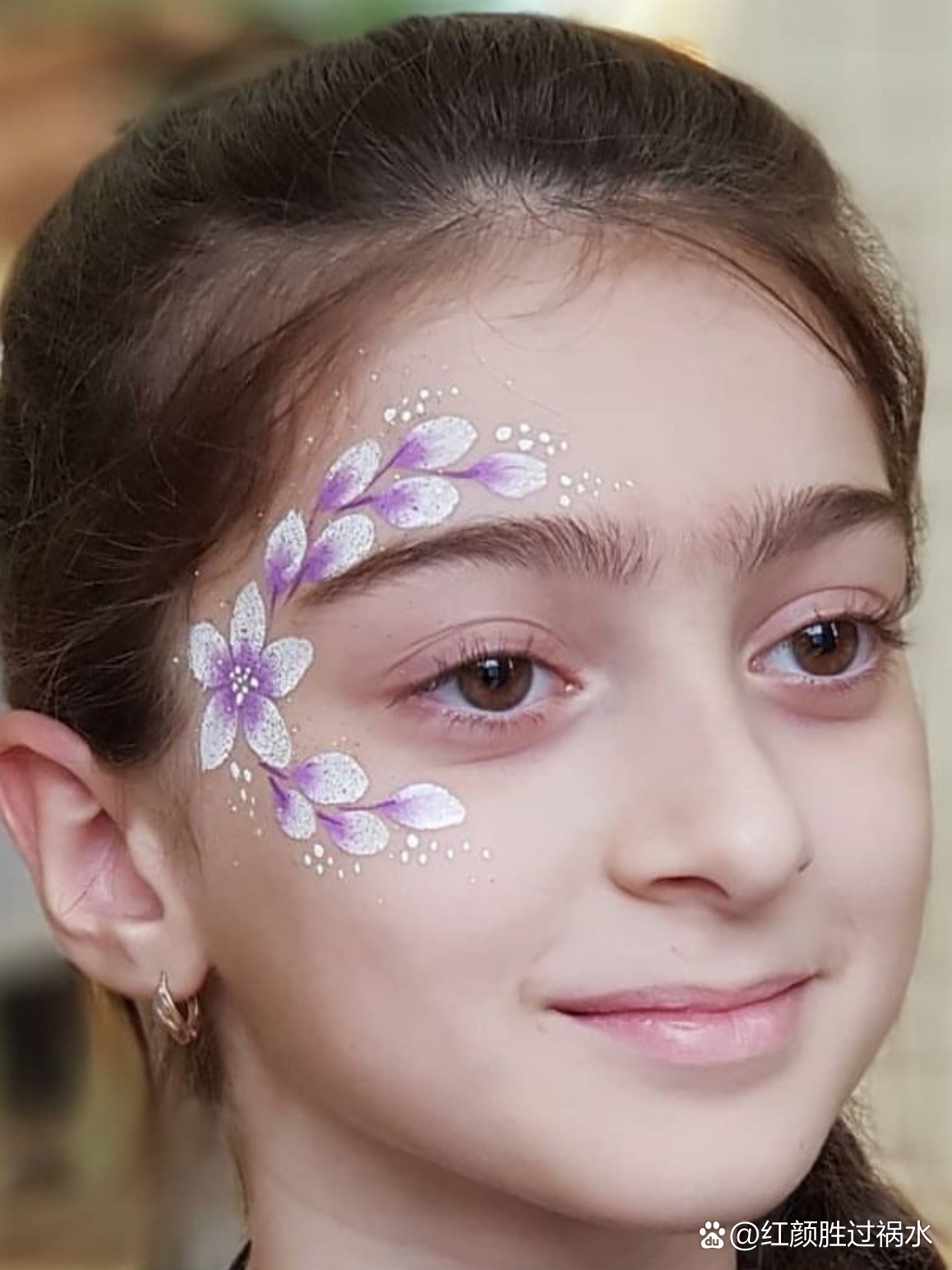 彩绘主要是在脸上通过图案设计,用水溶性植物颜料根据面部的形态绘画