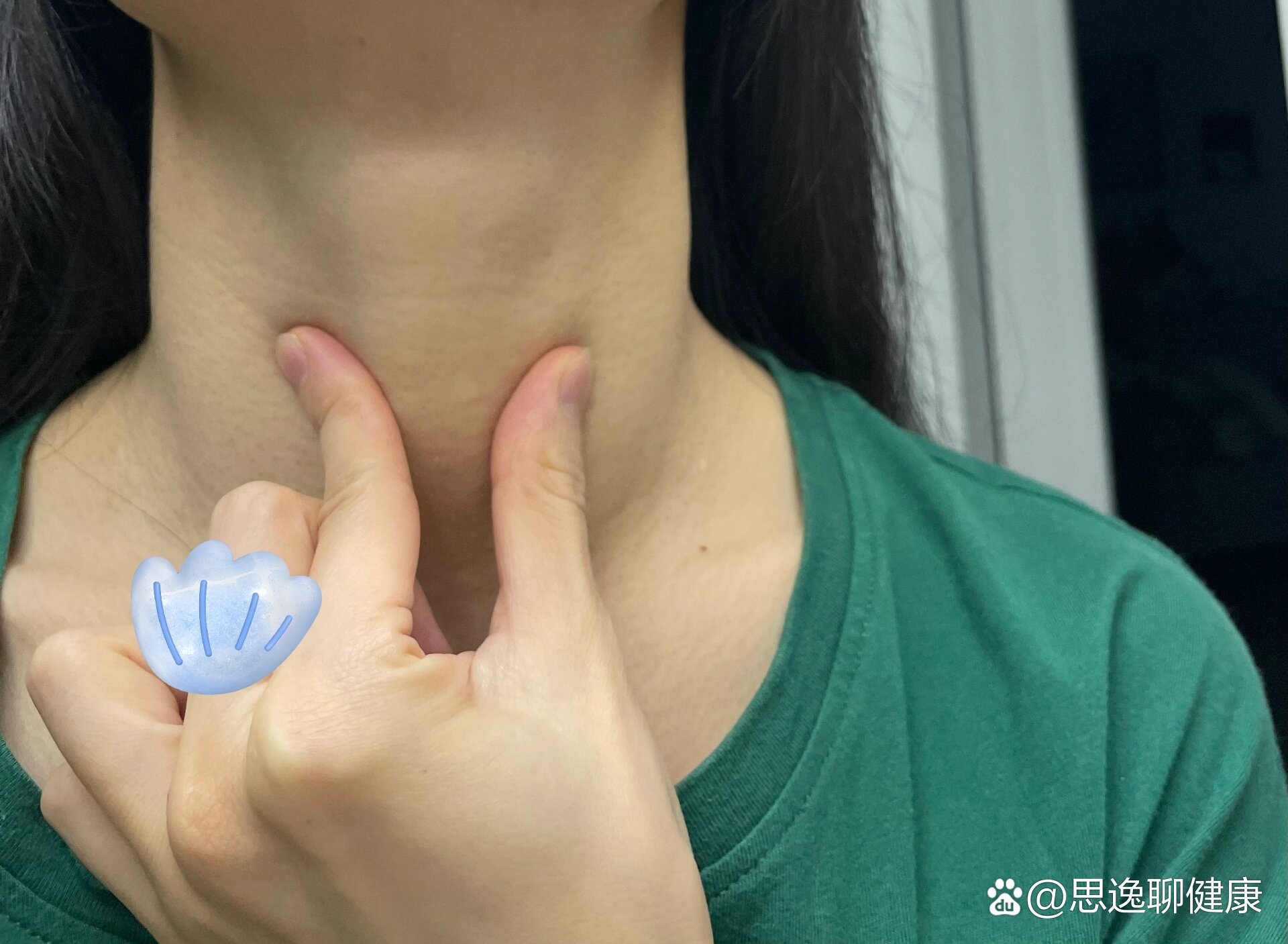 大概喉结下方这个位置,按压着痛,按着类似酸痛,持续一周了,没有好转