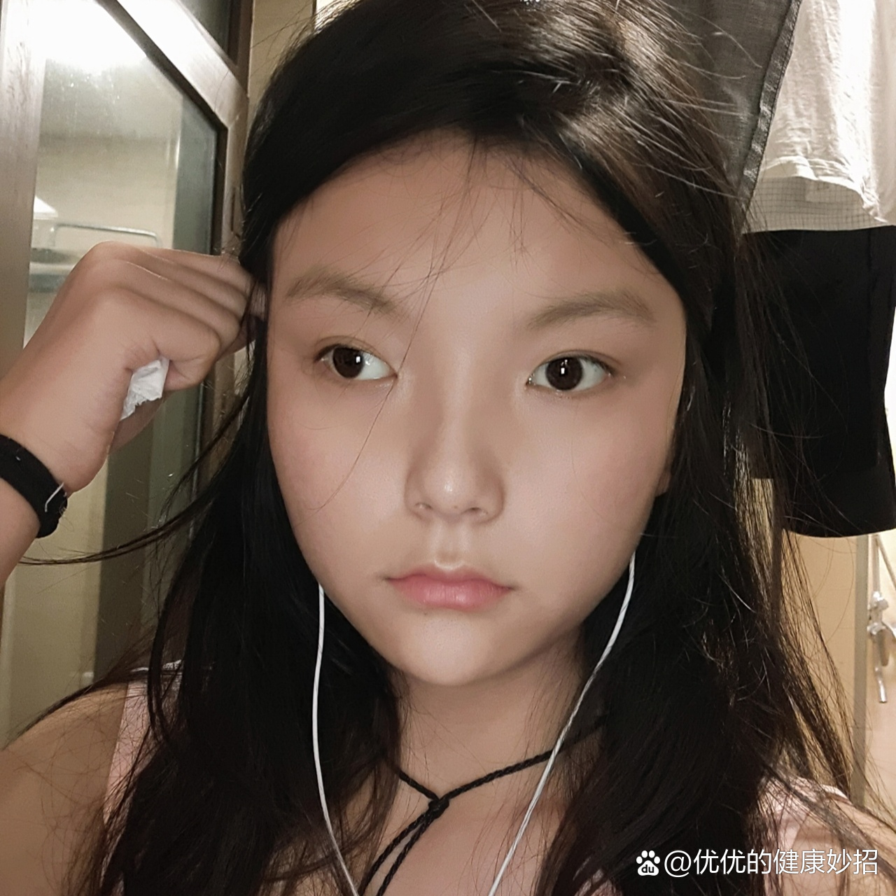 不敢和人对视,总觉得自己很丑小时候照片斜视不明显,父母不懂这个