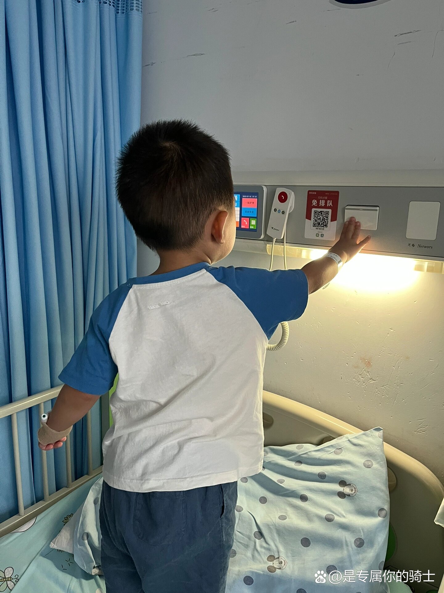 输液图片半夜孩子发烧小孩发烧在病房的图片晚上急诊小孩抽血图片七八