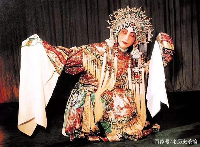 伶界大王”梅兰芳：不愿为日方登台，蓄须表明志，注药强制发烧