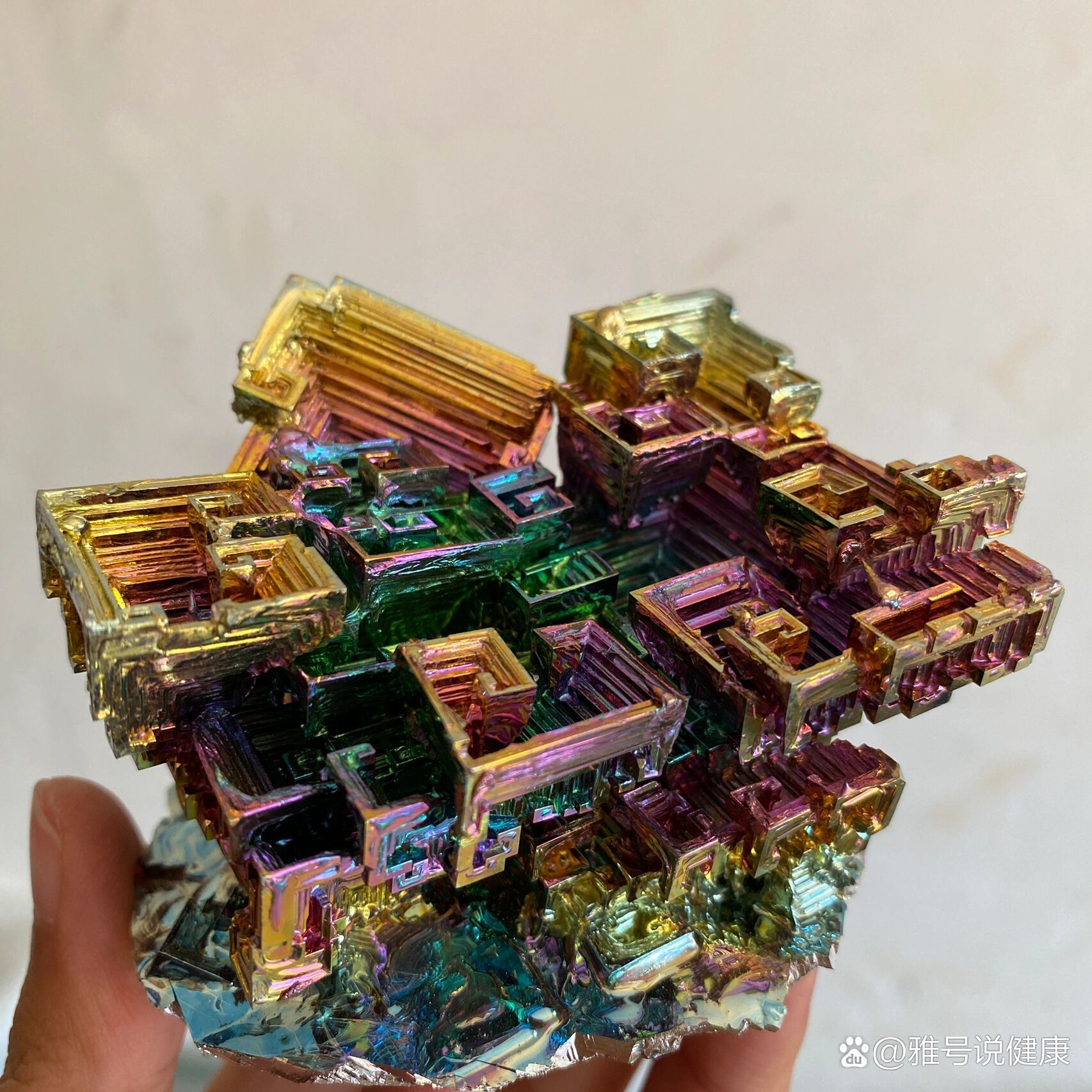 铋晶体, 铋,位于元素周期表83位,03年以前被认为是世界上最稳定的金属