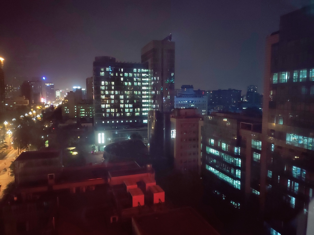 医院的夜晚是一个不夜楼