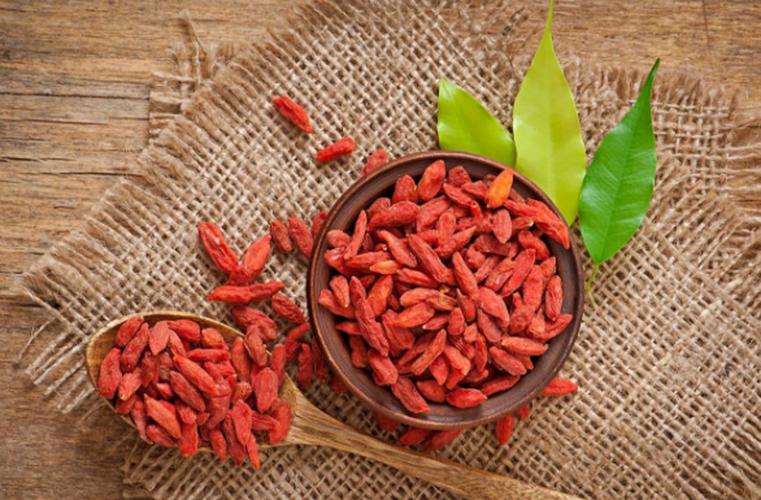 男性长期喝枸杞泡水，对身体有哪些好处？建议男性不妨多了解下