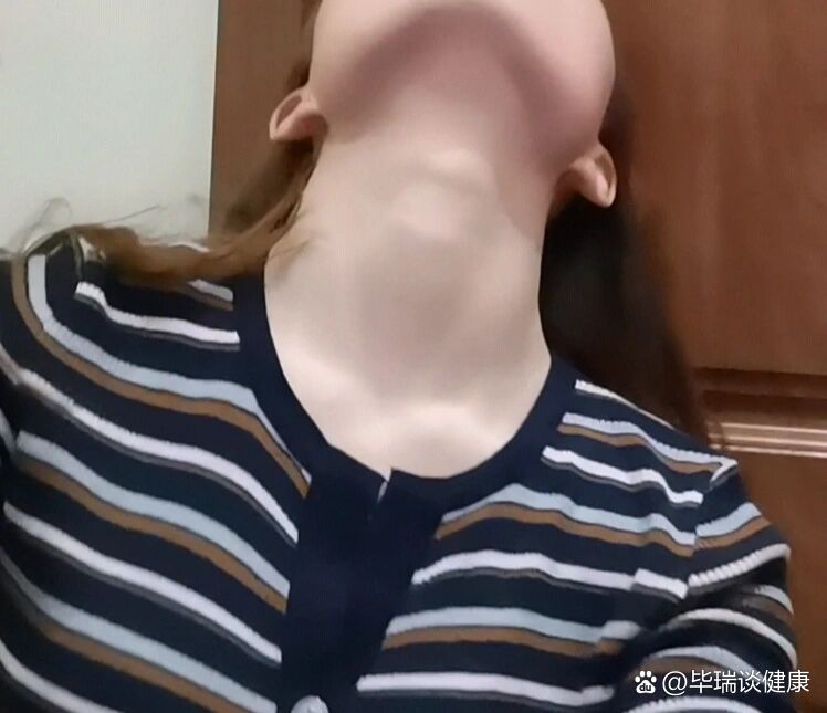 什么!女生也有喉结?